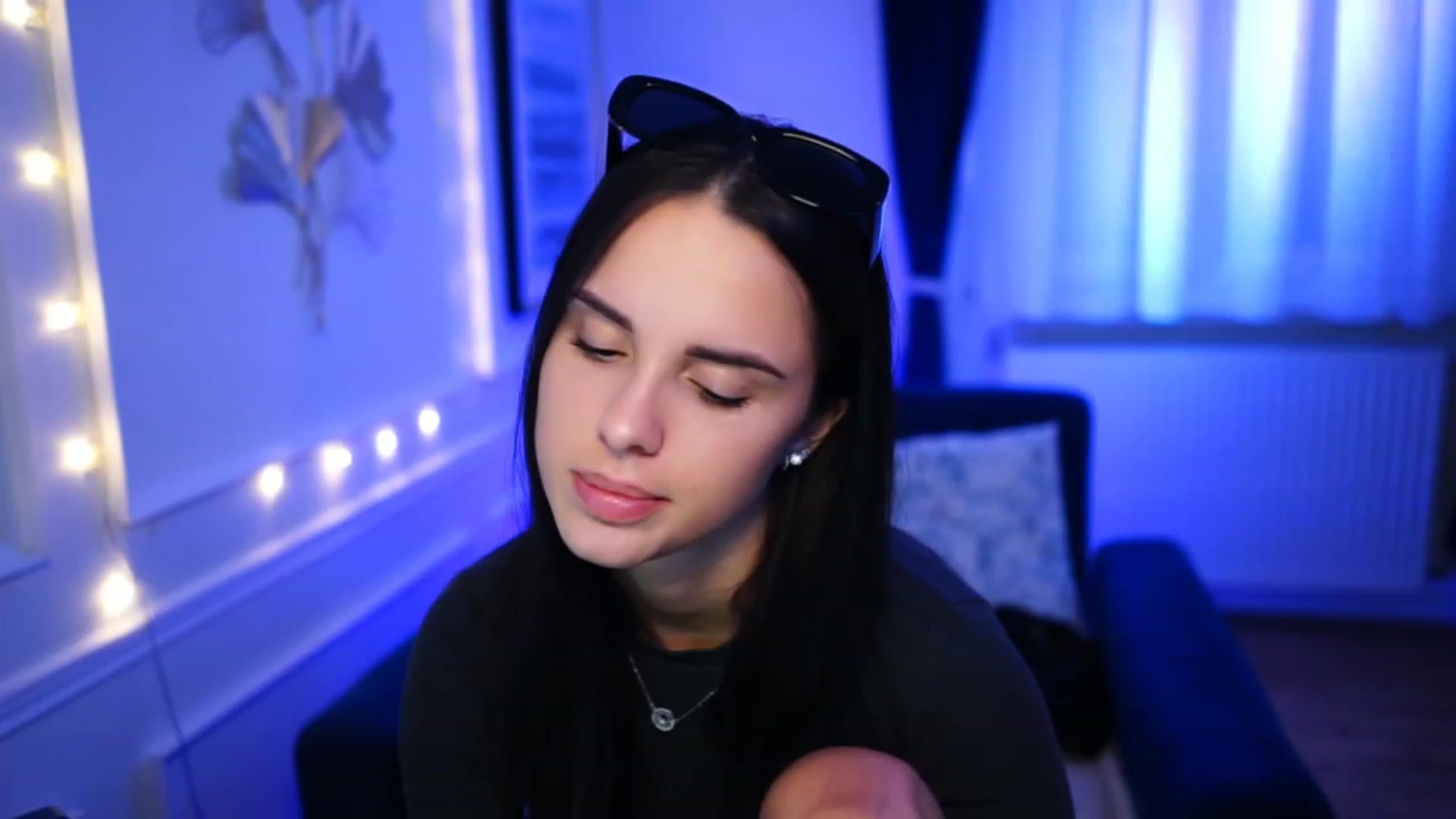 Gallery image thumbnail from cinnabellee's myfreecams stream on, 04/08/2023, 17:21 image 4 of 20