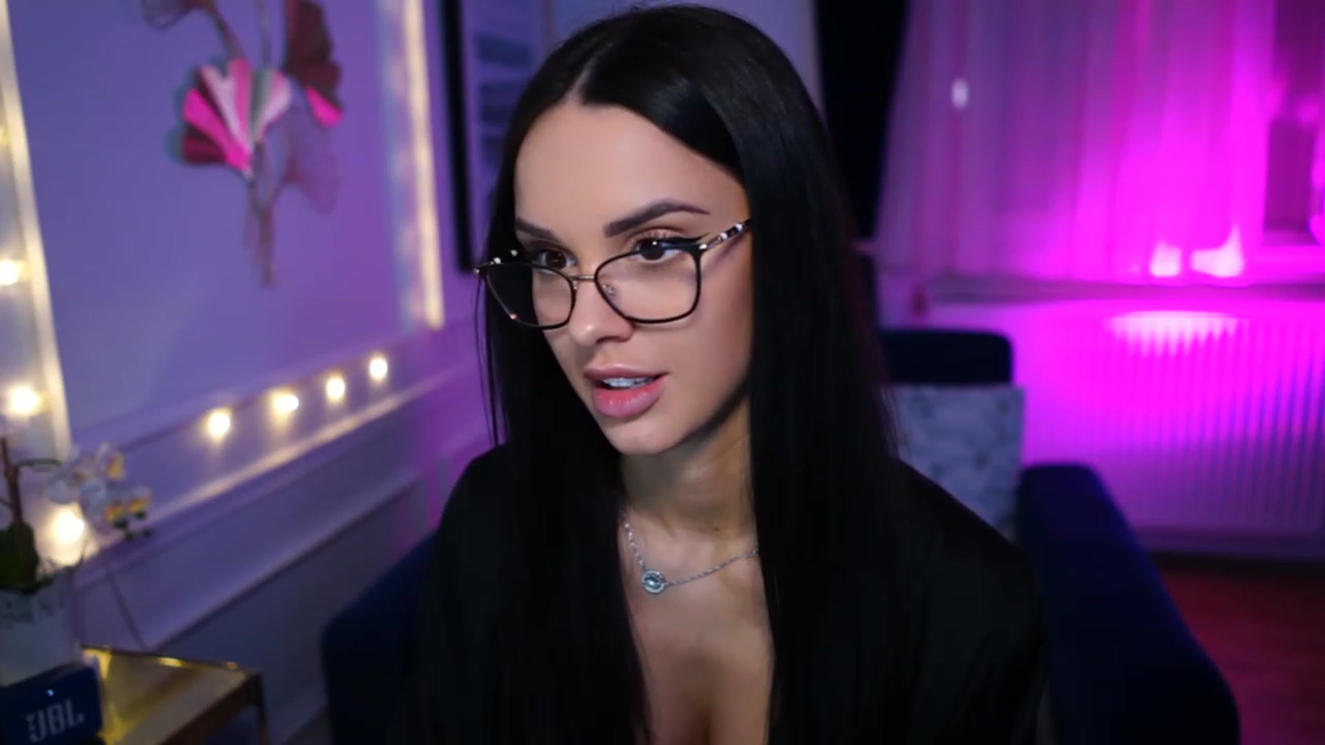 Gallery image thumbnail from cinnabellee's myfreecams stream on, 04/13/2023, 18:39 image 4 of 20