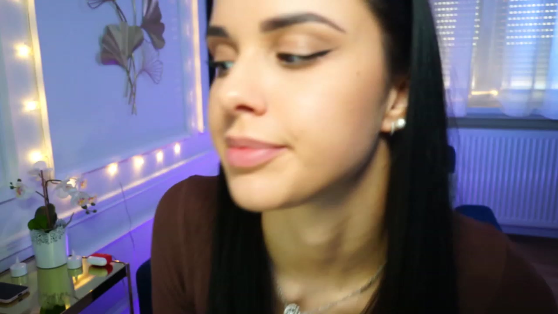Gallery image thumbnail from cinnabellee's myfreecams stream on, 04/19/2023, 17:38 image 10 of 20
