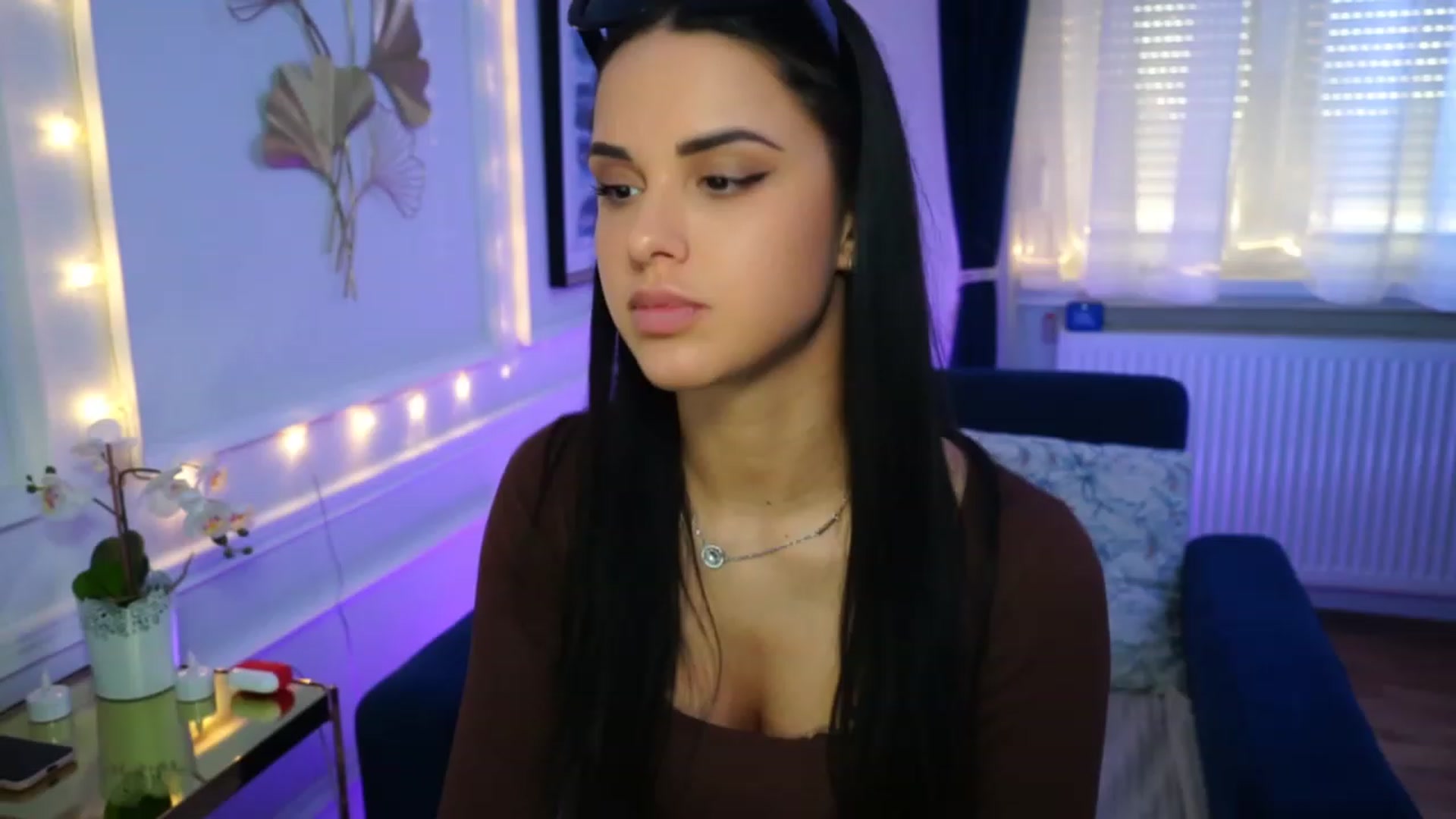 Gallery image thumbnail from cinnabellee's myfreecams stream on, 04/19/2023, 17:38 image 6 of 20