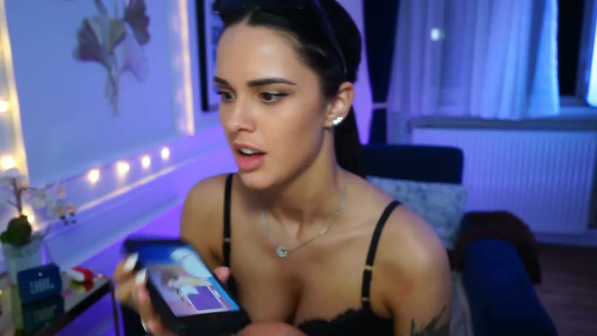 Gallery image thumbnail from cinnabellee's myfreecams stream on, 04/19/2023, 21:22 image 20 of 20