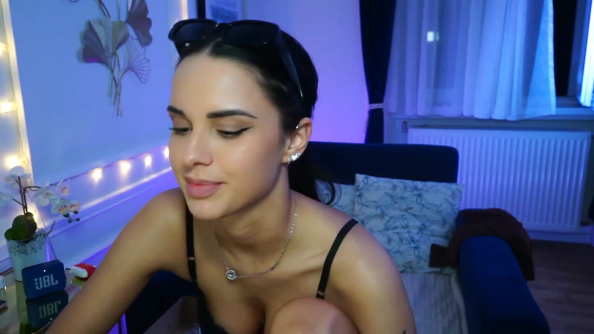 Gallery image thumbnail from cinnabellee's myfreecams stream on, 04/19/2023, 21:22 image 16 of 20