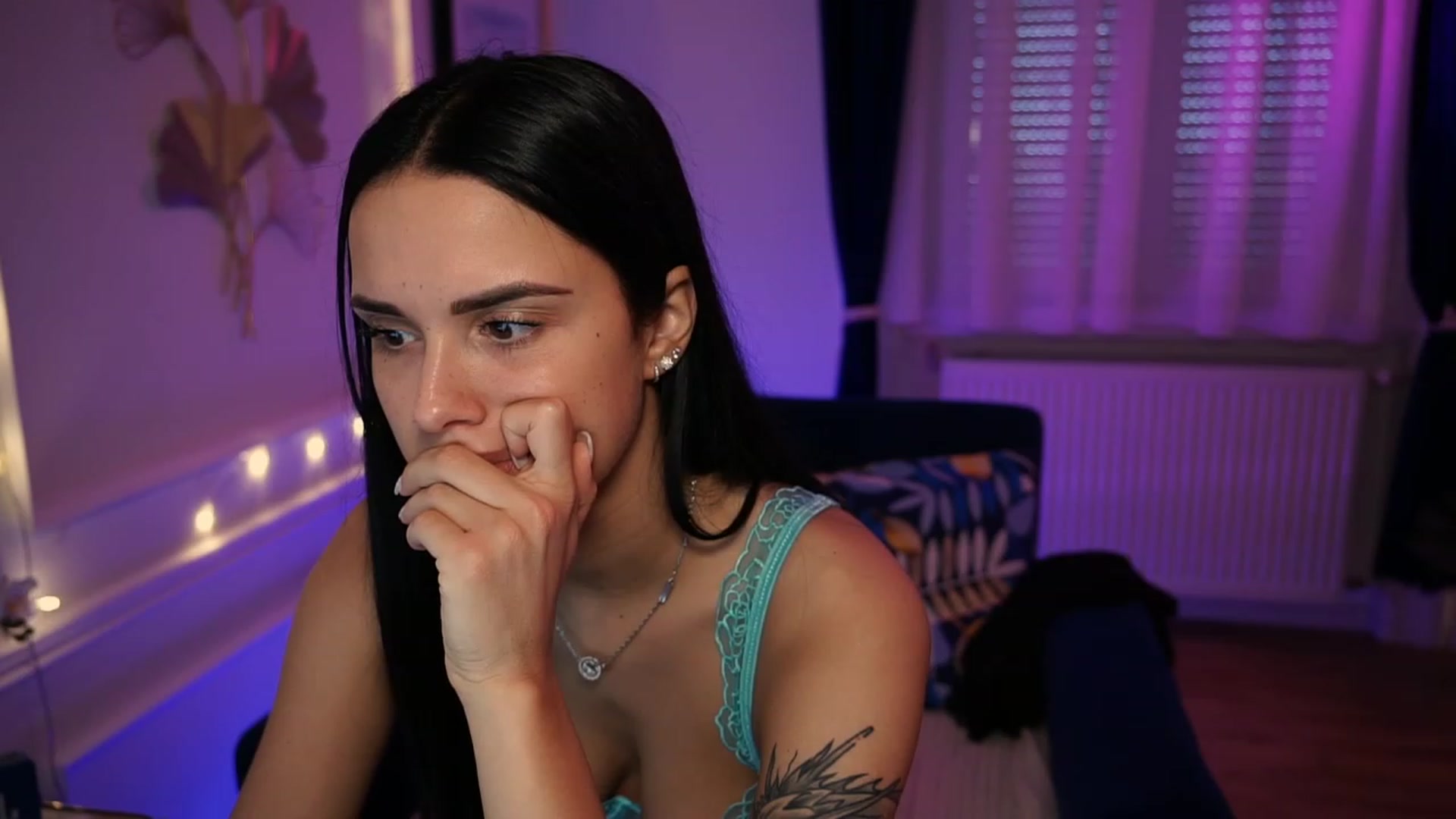 Gallery image thumbnail from cinnabellee's myfreecams stream on, 05/13/2023, 12:35 image 10 of 20