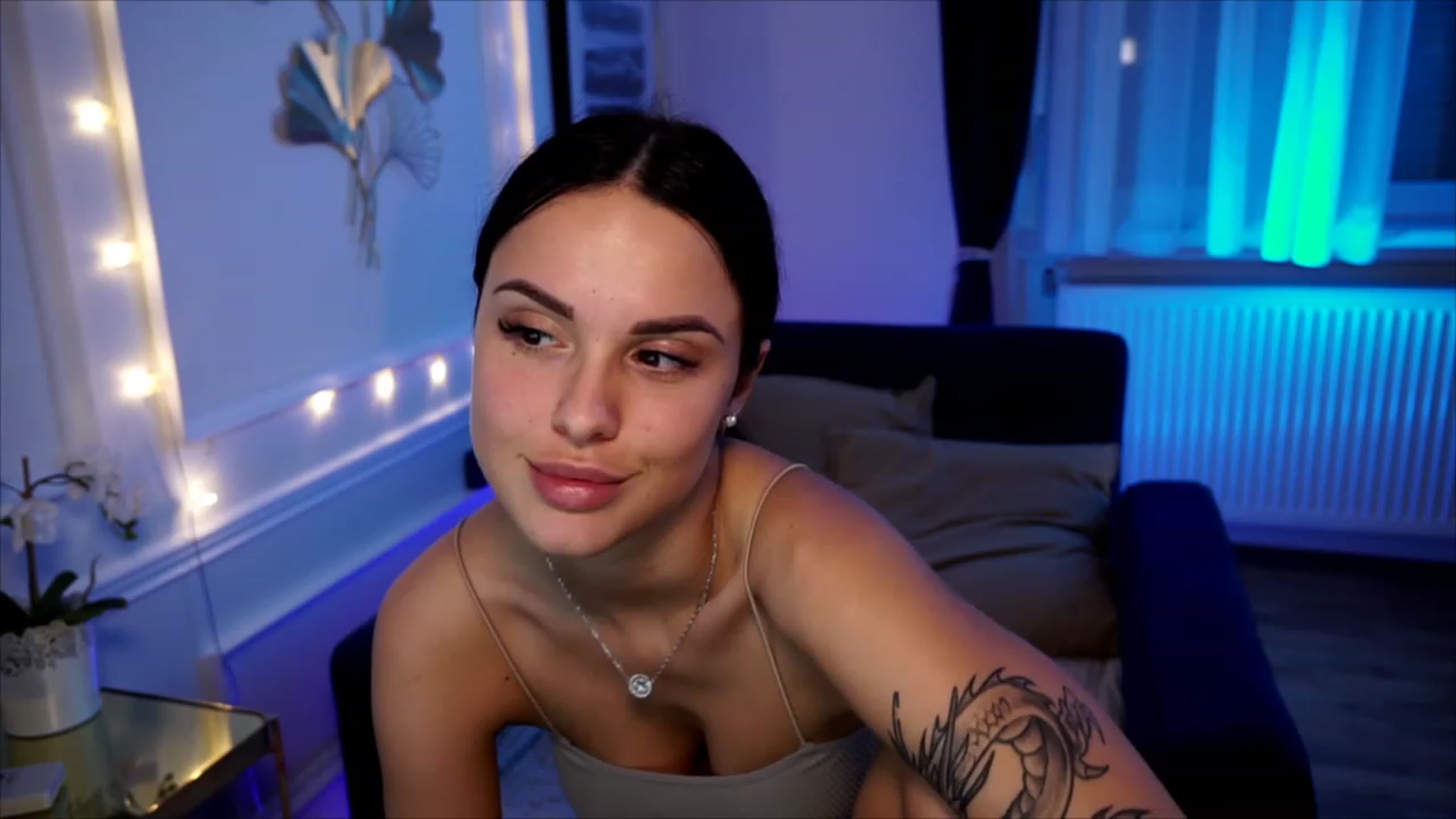 Gallery image thumbnail from cinnabellee's myfreecams stream on, 06/12/2023, 20:25 image 12 of 20