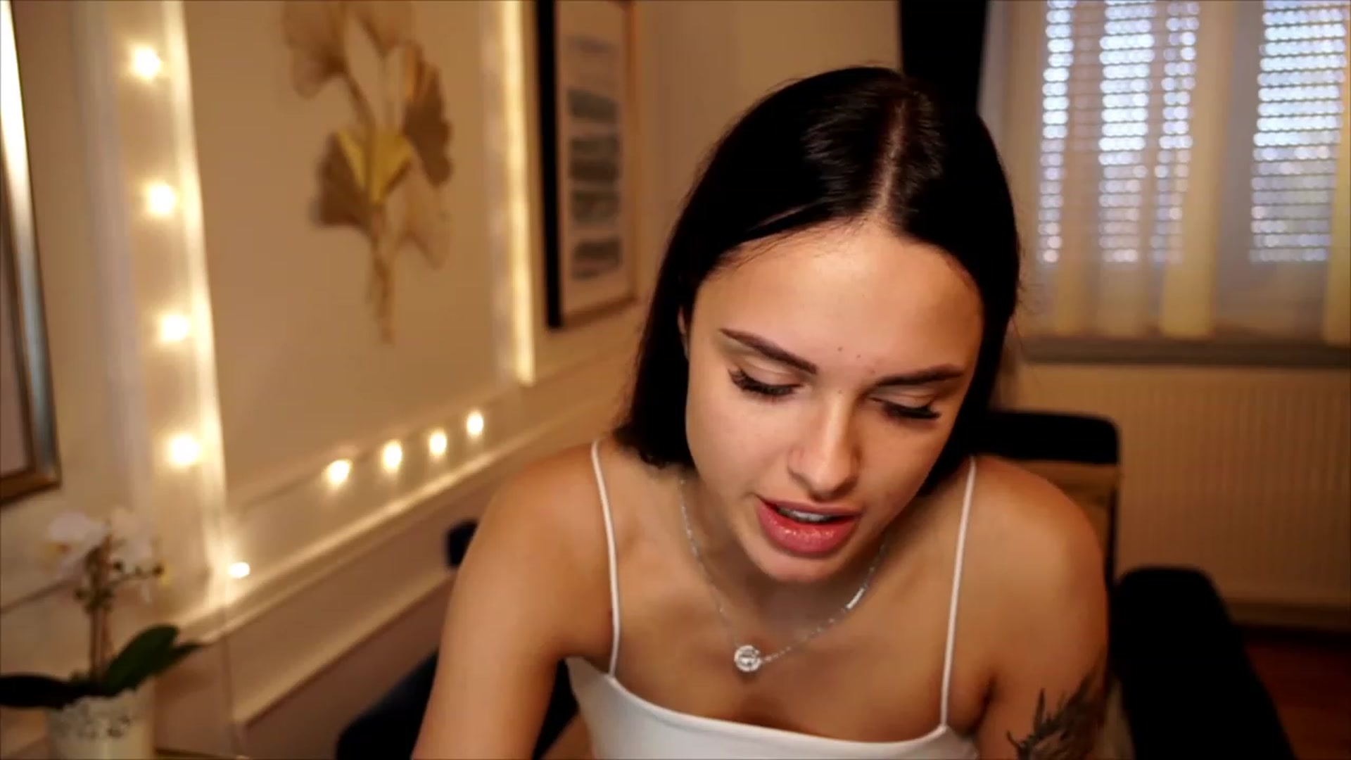 Gallery image thumbnail from cinnabellee's myfreecams stream on, 06/18/2023, 12:11 image 2 of 20