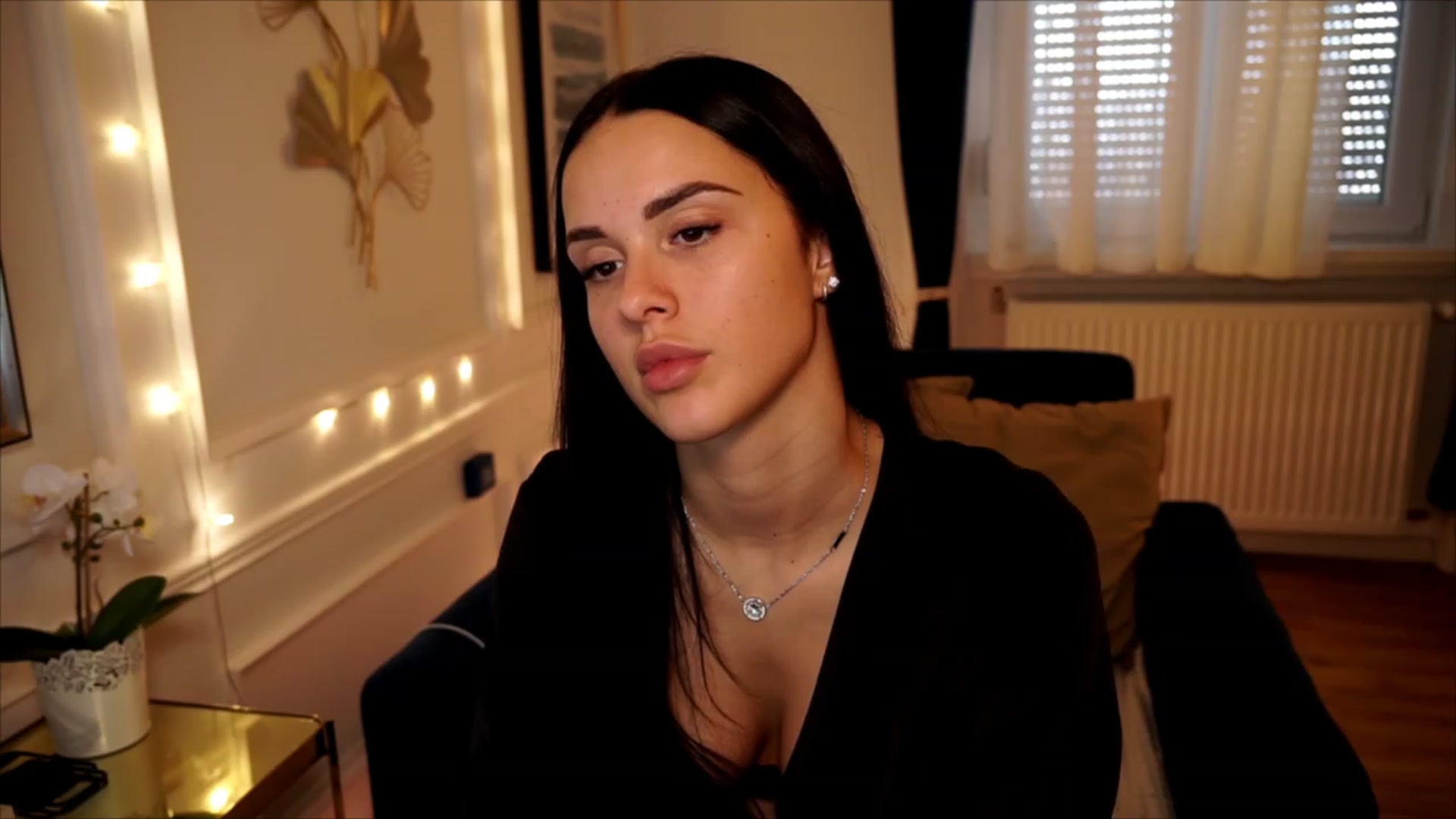 Gallery image thumbnail from cinnabellee's myfreecams stream on, 06/19/2023, 15:35 image 4 of 20