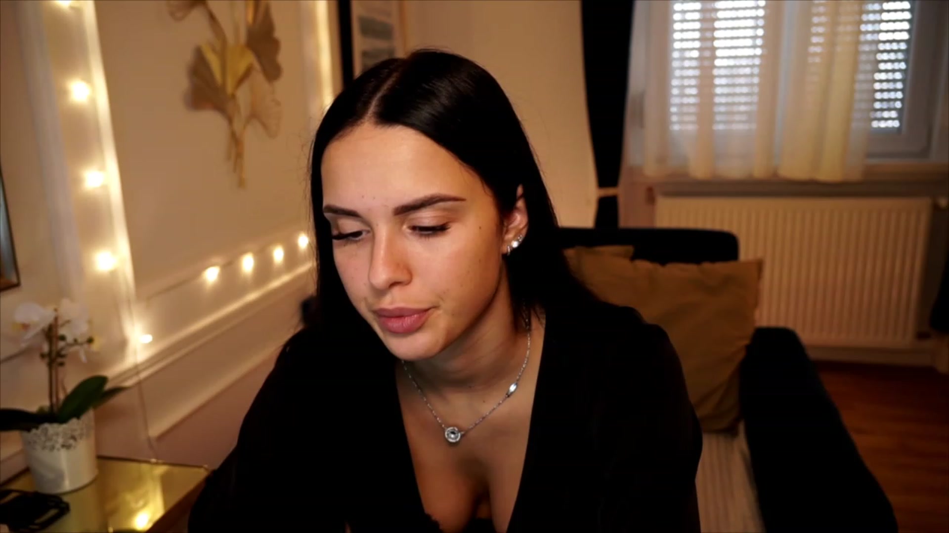 Gallery image thumbnail from cinnabellee's myfreecams stream on, 06/19/2023, 15:35 image 9 of 20