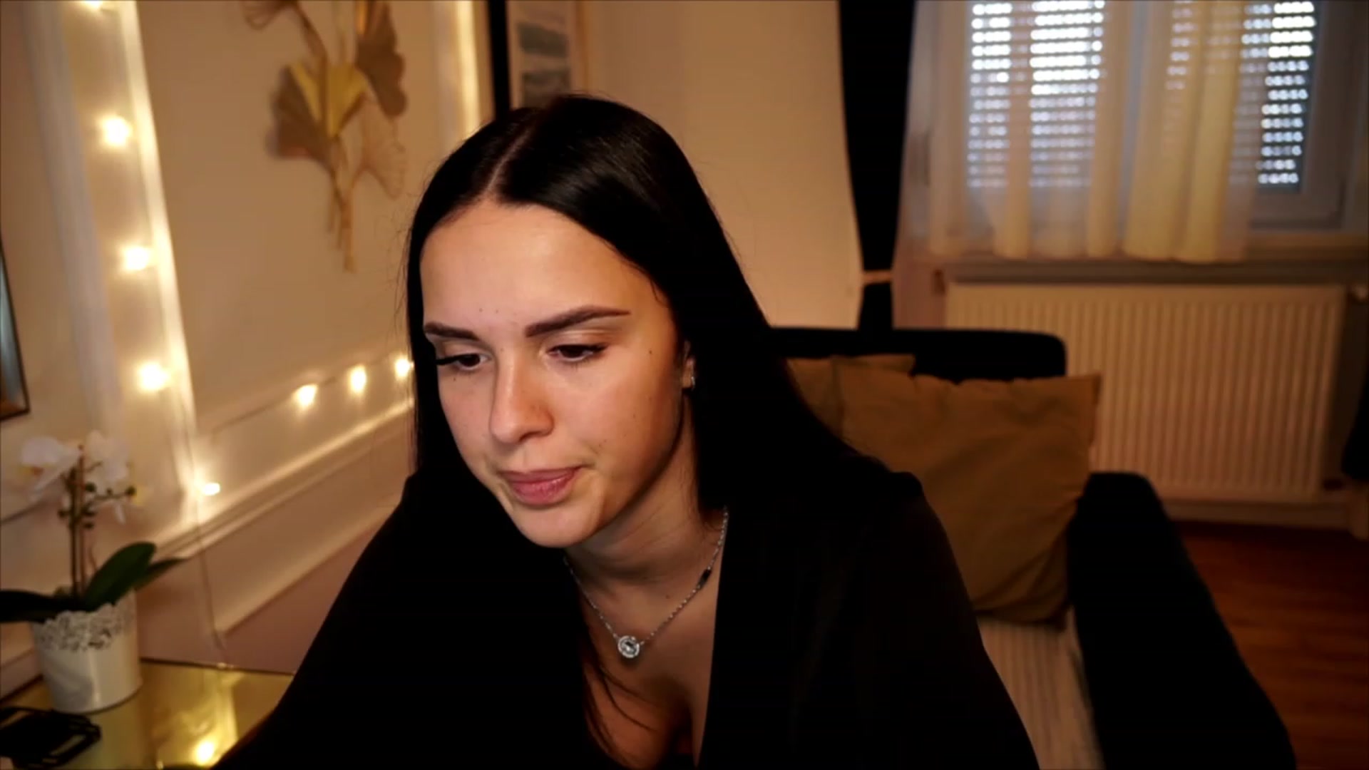 Gallery image thumbnail from cinnabellee's myfreecams stream on, 06/19/2023, 15:35 image 6 of 20