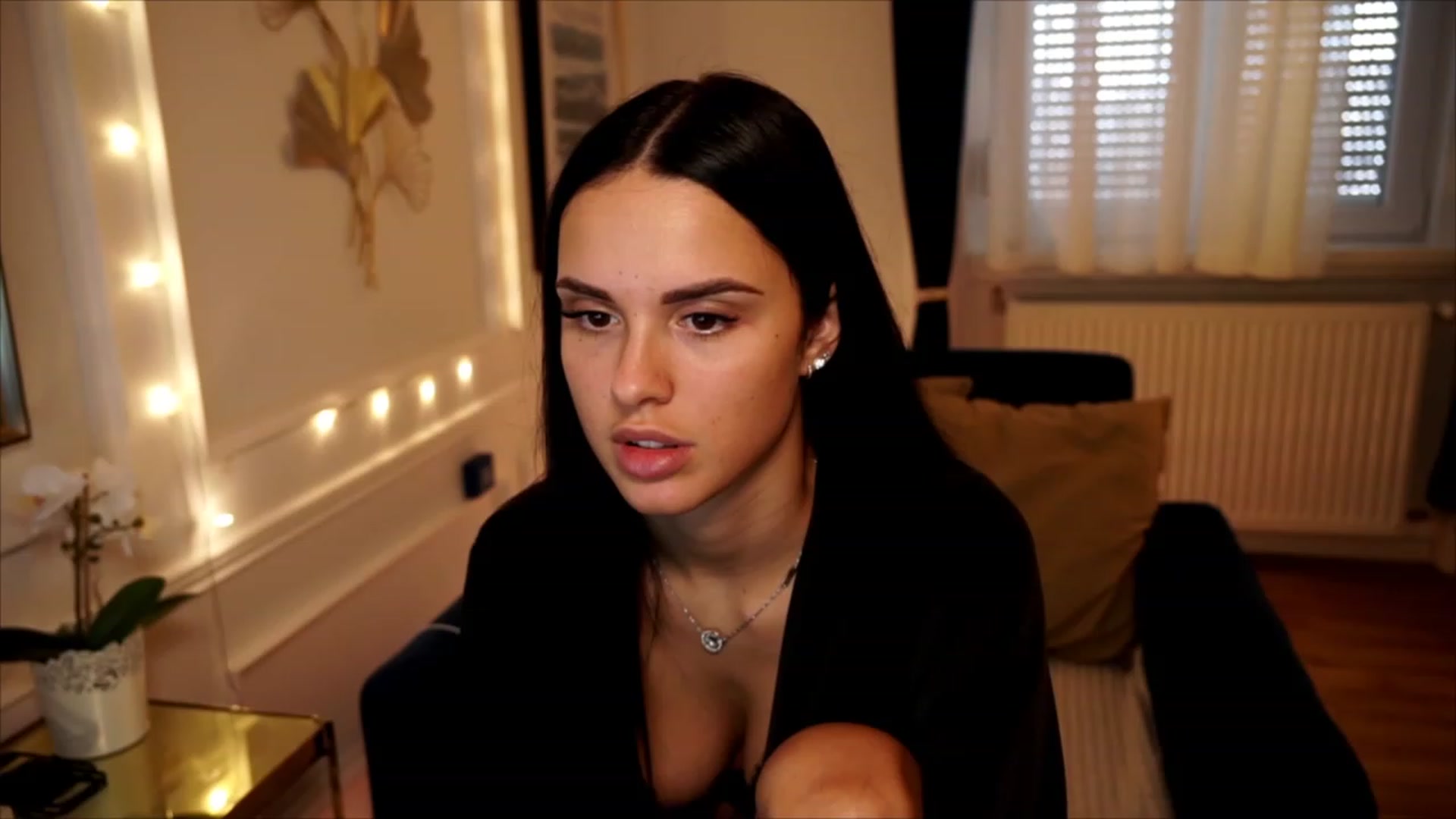 Gallery image thumbnail from cinnabellee's myfreecams stream on, 06/19/2023, 15:35 image 2 of 20