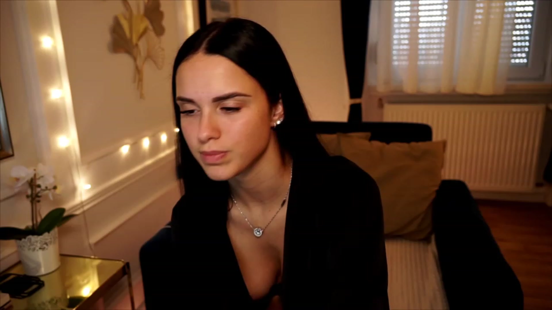 Gallery image thumbnail from cinnabellee's myfreecams stream on, 06/19/2023, 15:35 image 15 of 20