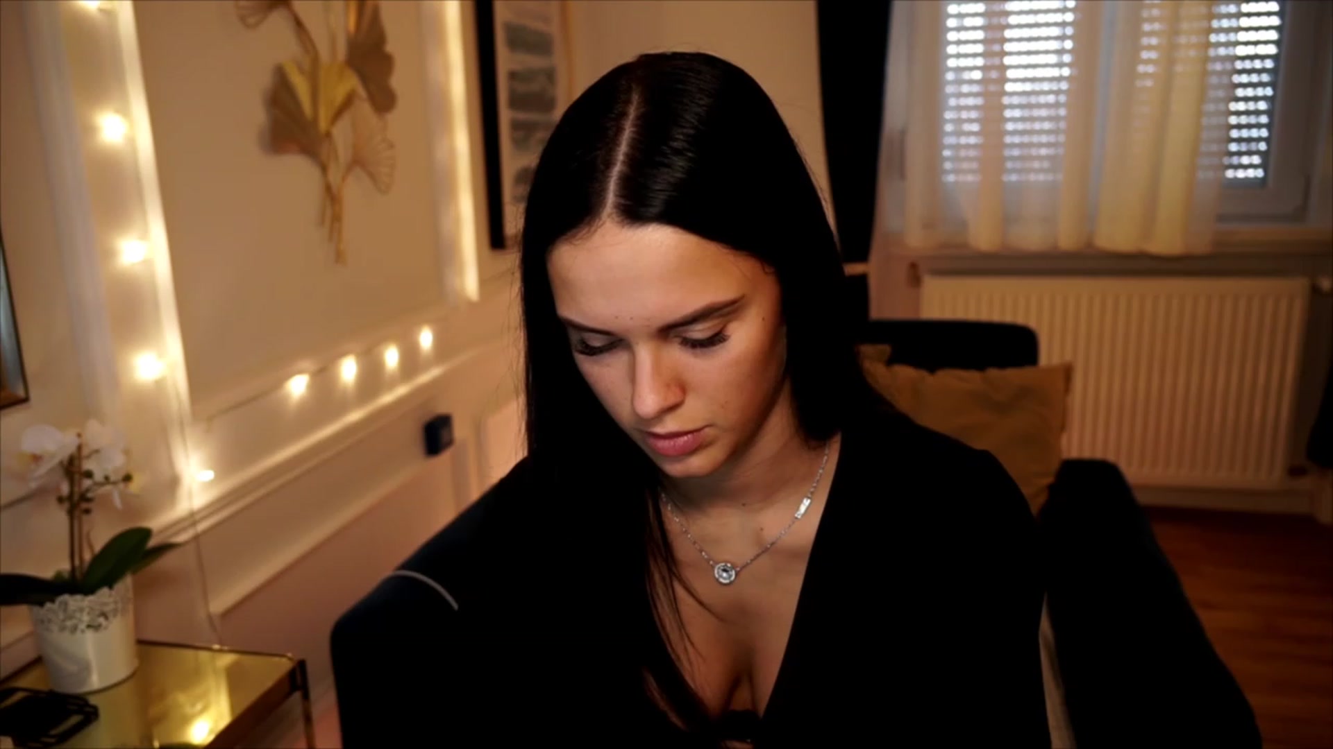 Gallery image thumbnail from cinnabellee's myfreecams stream on, 06/19/2023, 15:35 image 5 of 20