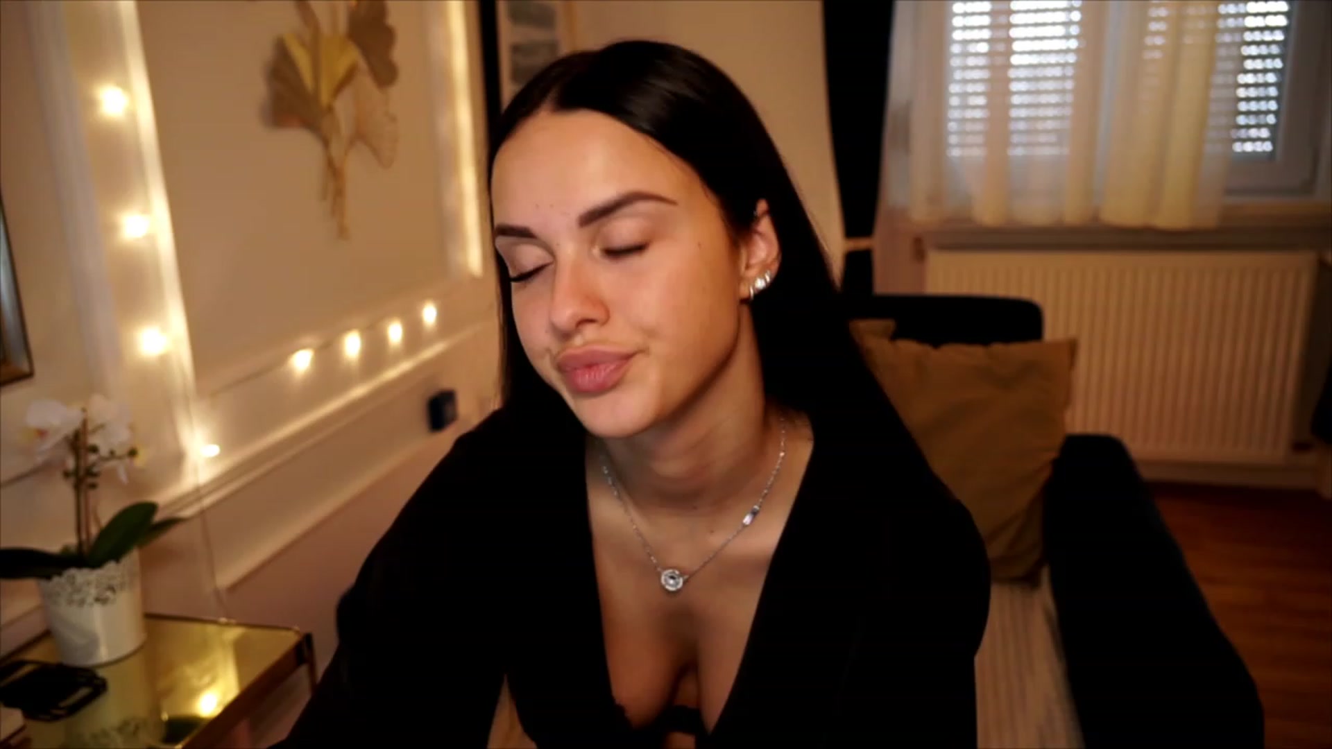Gallery image thumbnail from cinnabellee's myfreecams stream on, 06/19/2023, 15:35 image 18 of 20