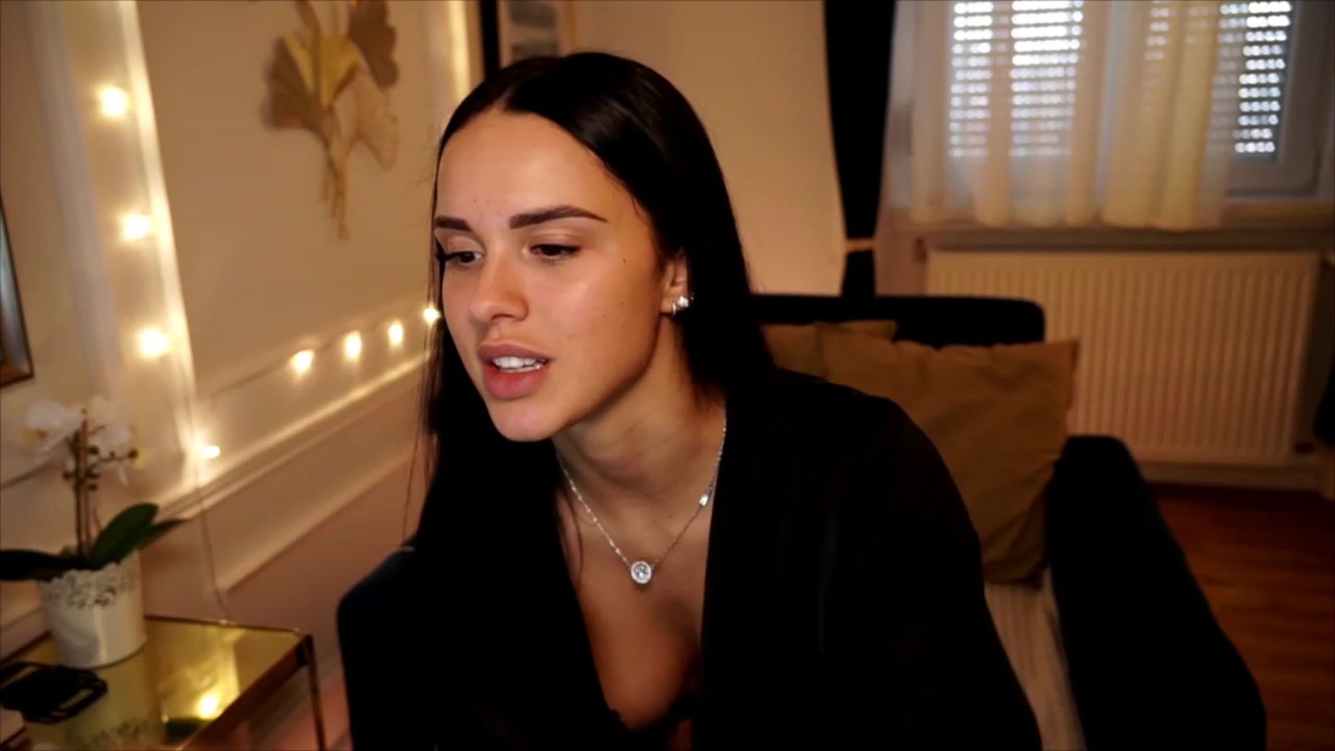 Gallery image thumbnail from cinnabellee's myfreecams stream on, 06/19/2023, 15:35 image 17 of 20