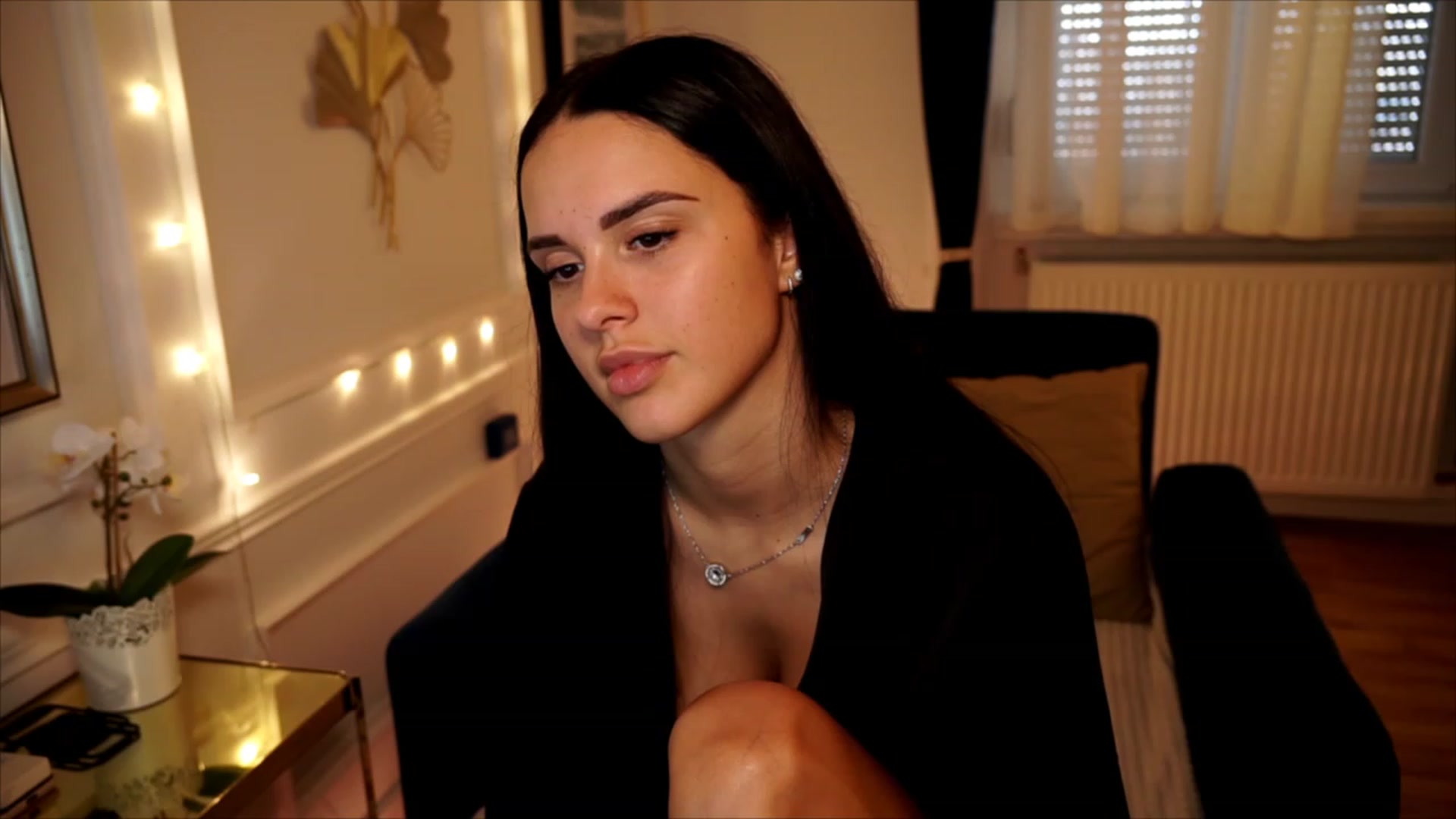 Gallery image thumbnail from cinnabellee's myfreecams stream on, 06/19/2023, 16:37 image 13 of 20