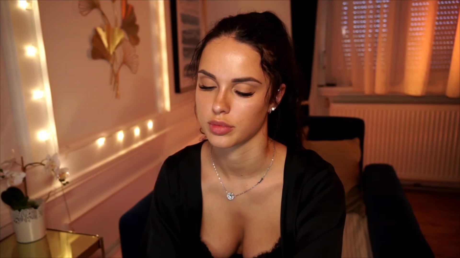 Gallery image thumbnail from cinnabellee's myfreecams stream on, 07/10/2023, 17:26 image 2 of 20