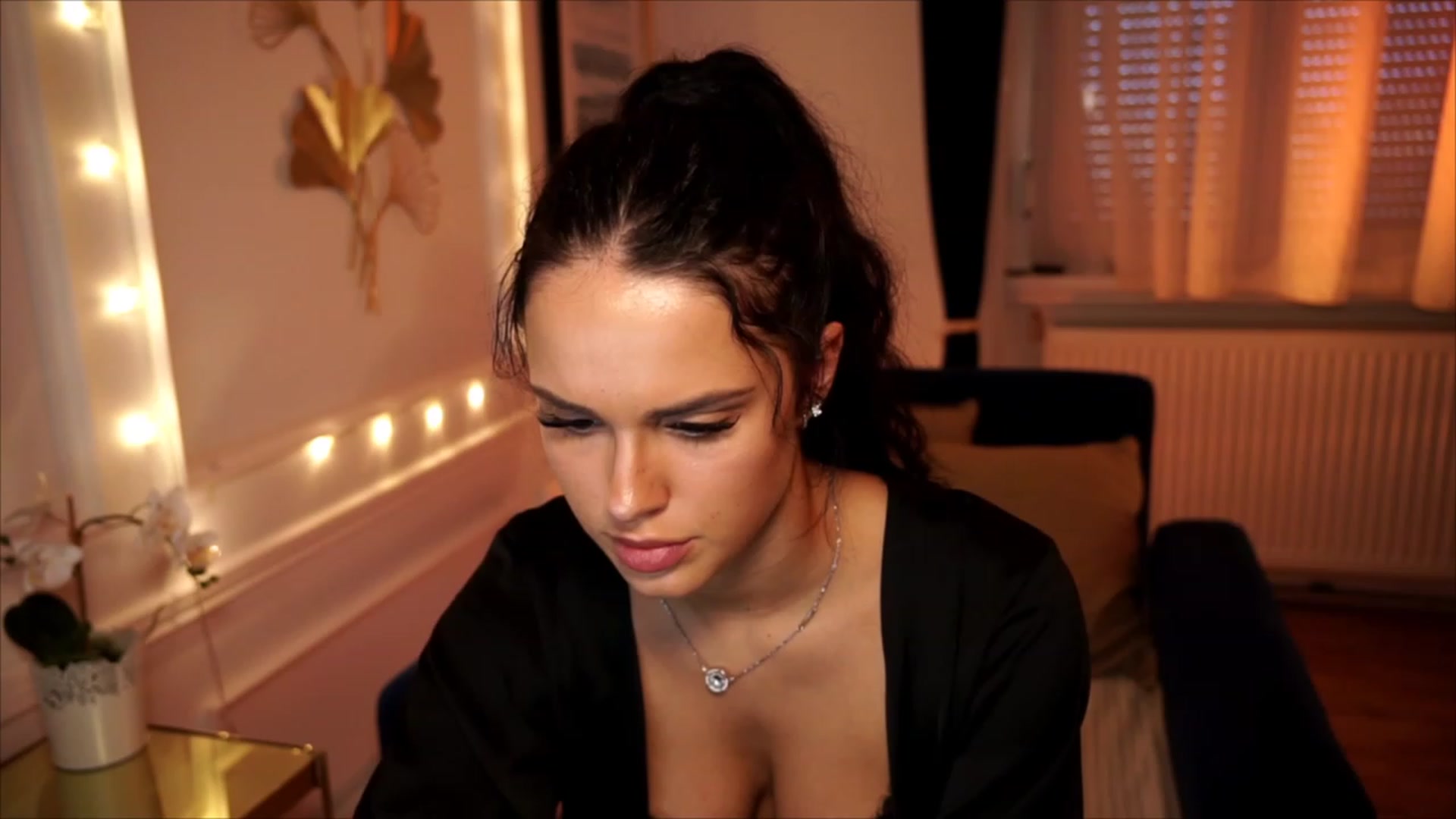 Gallery image thumbnail from cinnabellee's myfreecams stream on, 07/10/2023, 17:26 image 4 of 20
