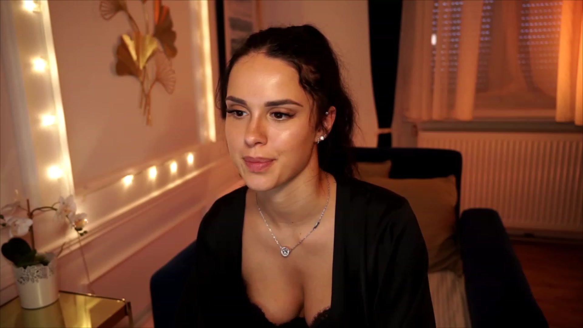 Gallery image thumbnail from cinnabellee's myfreecams stream on, 07/10/2023, 17:26 image 16 of 20