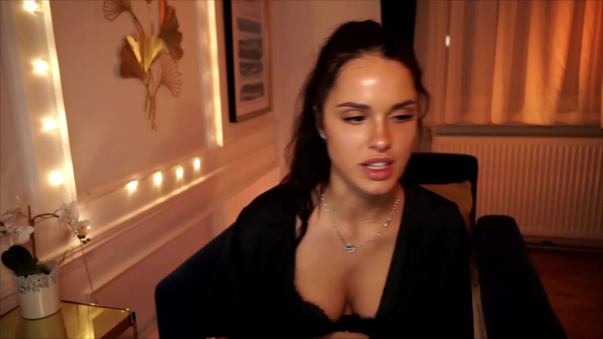 Gallery image thumbnail from cinnabellee's myfreecams stream on, 07/10/2023, 19:11 image 1 of 20