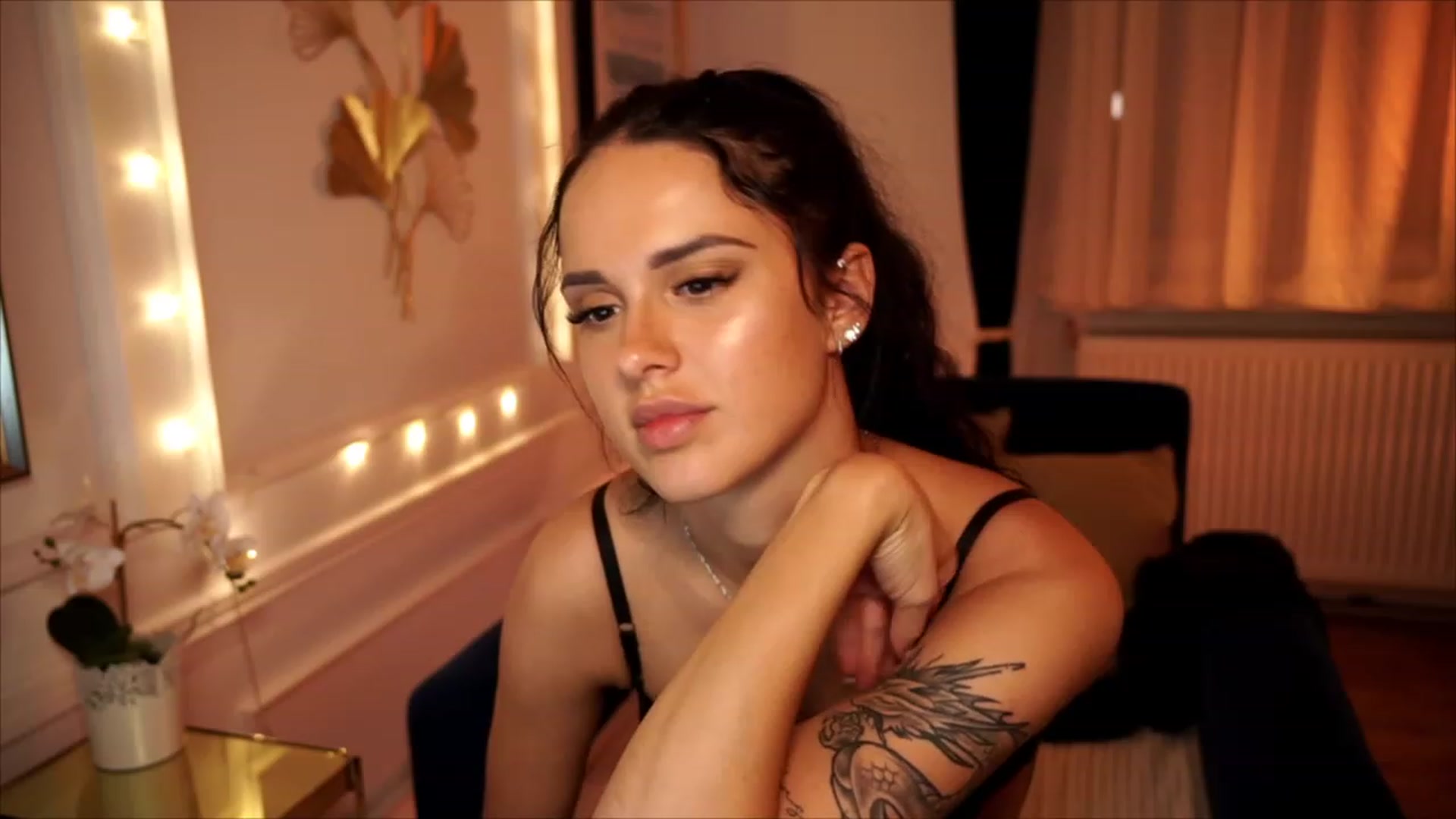 Gallery image thumbnail from cinnabellee's myfreecams stream on, 07/10/2023, 19:11 image 12 of 20