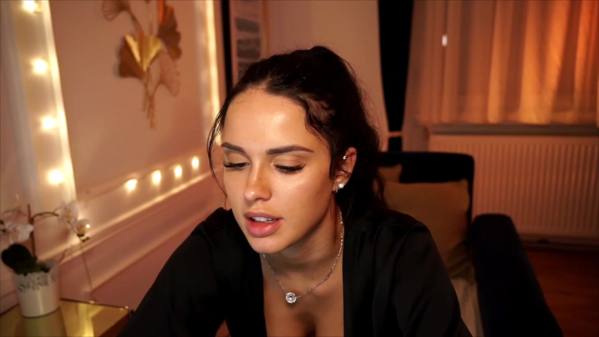 Gallery image thumbnail from cinnabellee's myfreecams stream on, 07/10/2023, 19:11 image 9 of 20