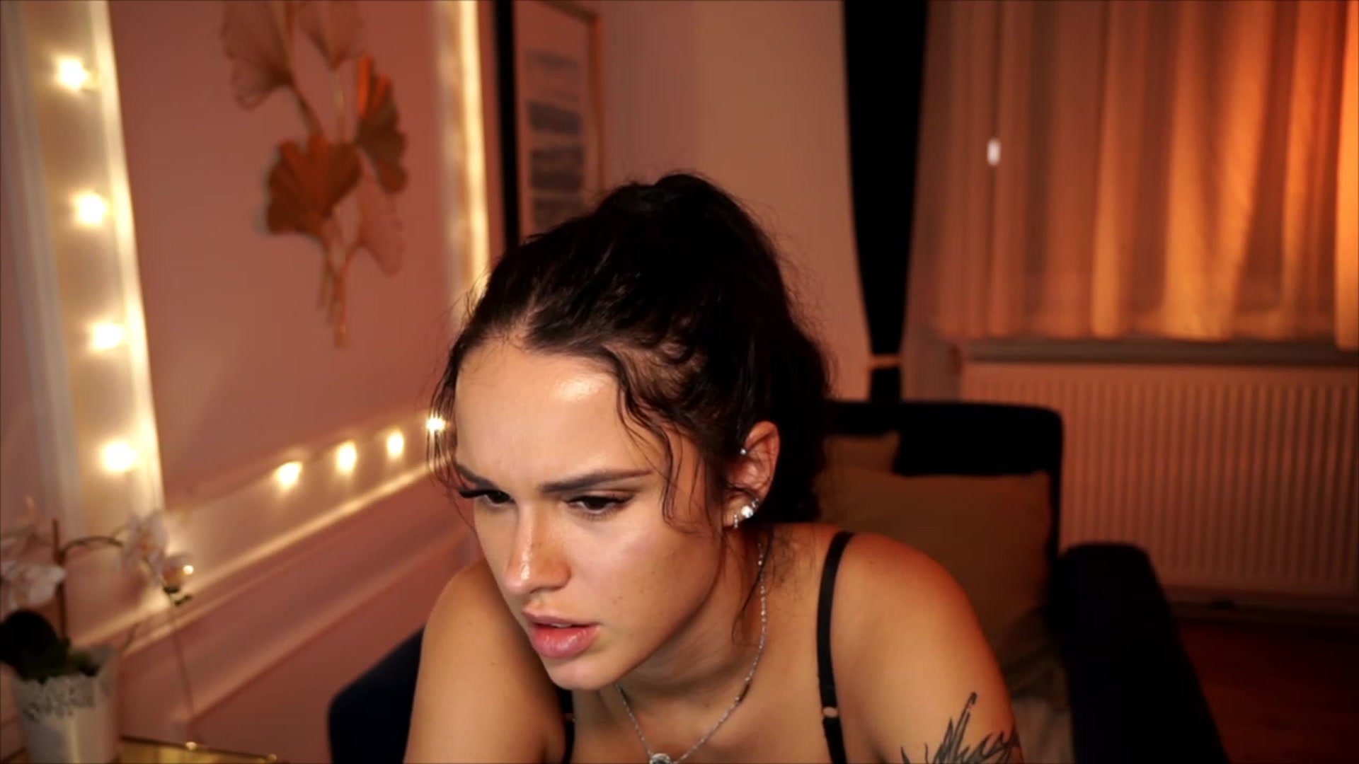Gallery image thumbnail from cinnabellee's myfreecams stream on, 07/10/2023, 20:35 image 19 of 20