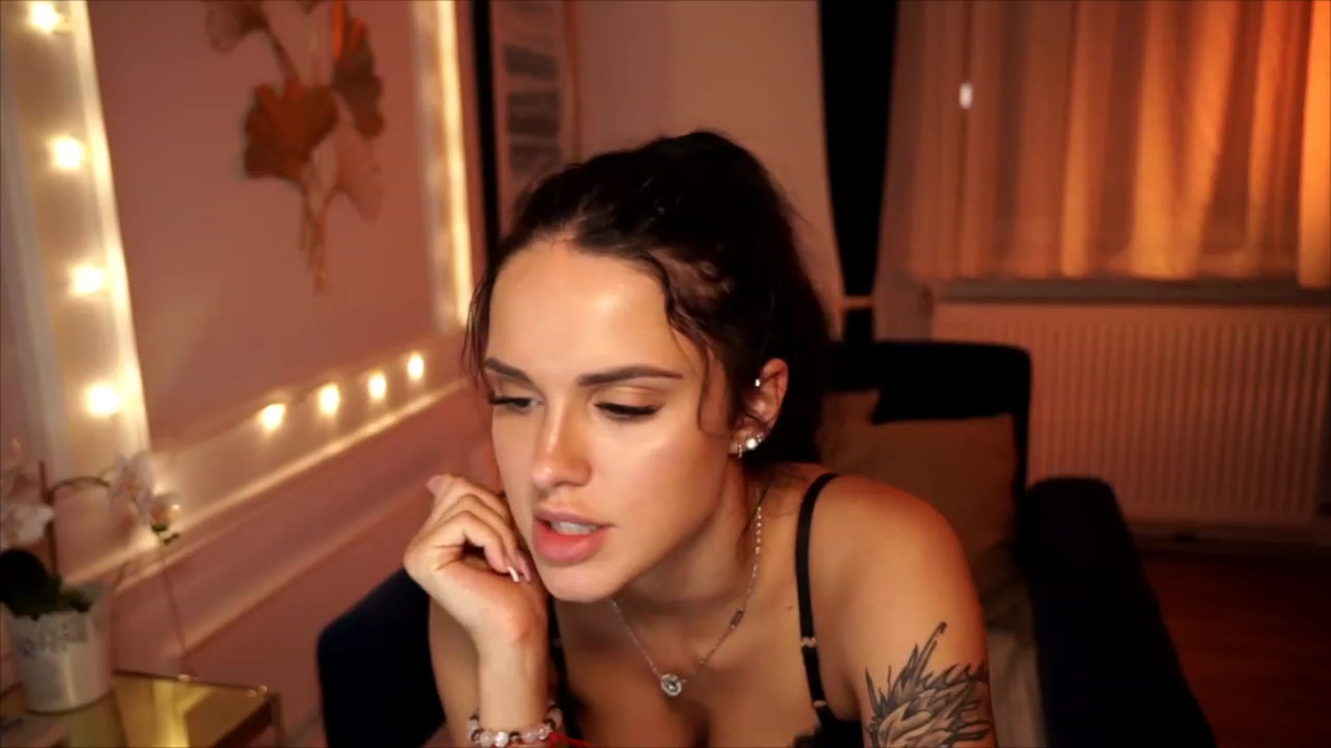 Gallery image thumbnail from cinnabellee's myfreecams stream on, 07/10/2023, 21:25 image 7 of 20