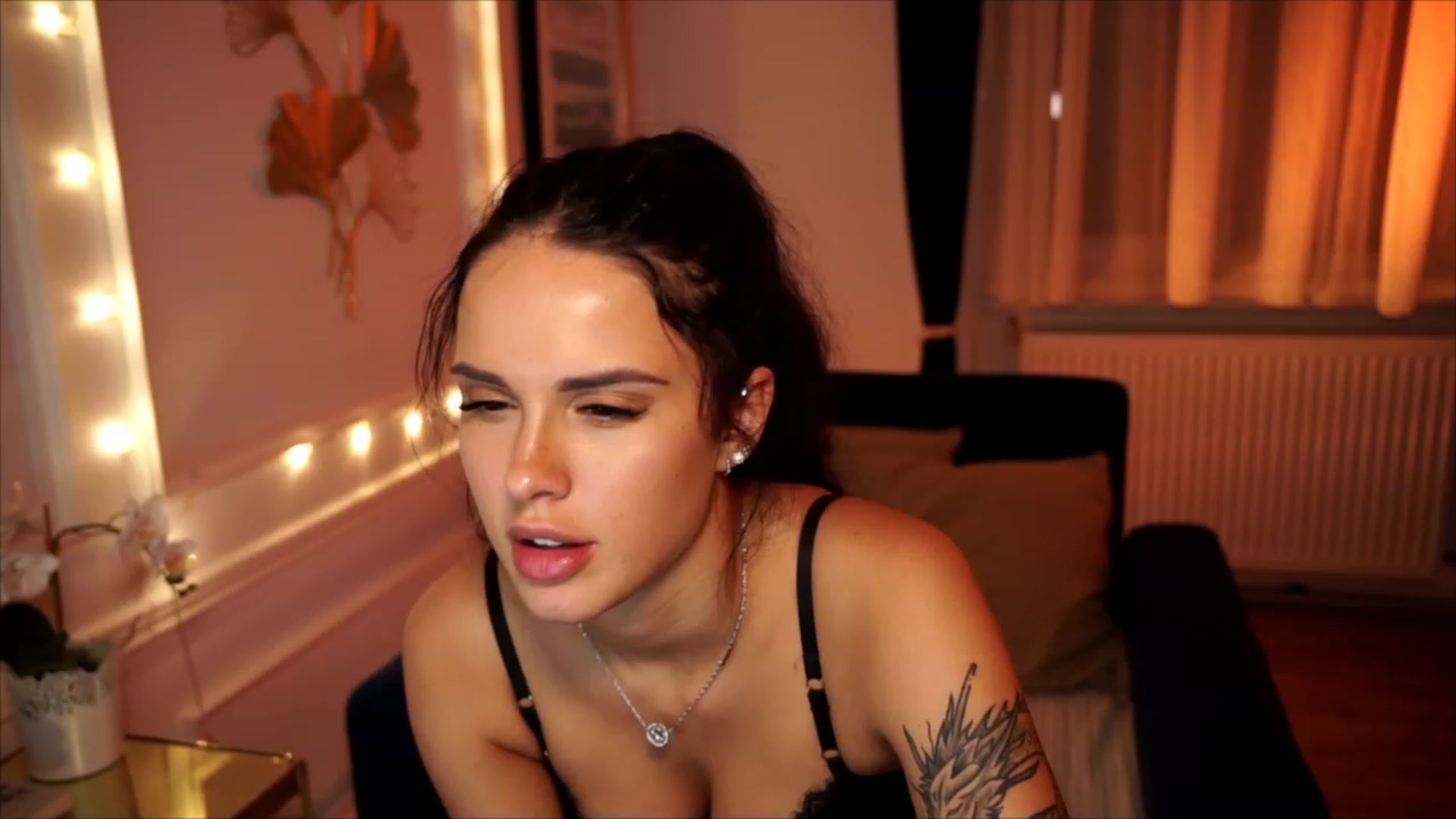 Gallery image thumbnail from cinnabellee's myfreecams stream on, 07/10/2023, 21:25 image 14 of 20