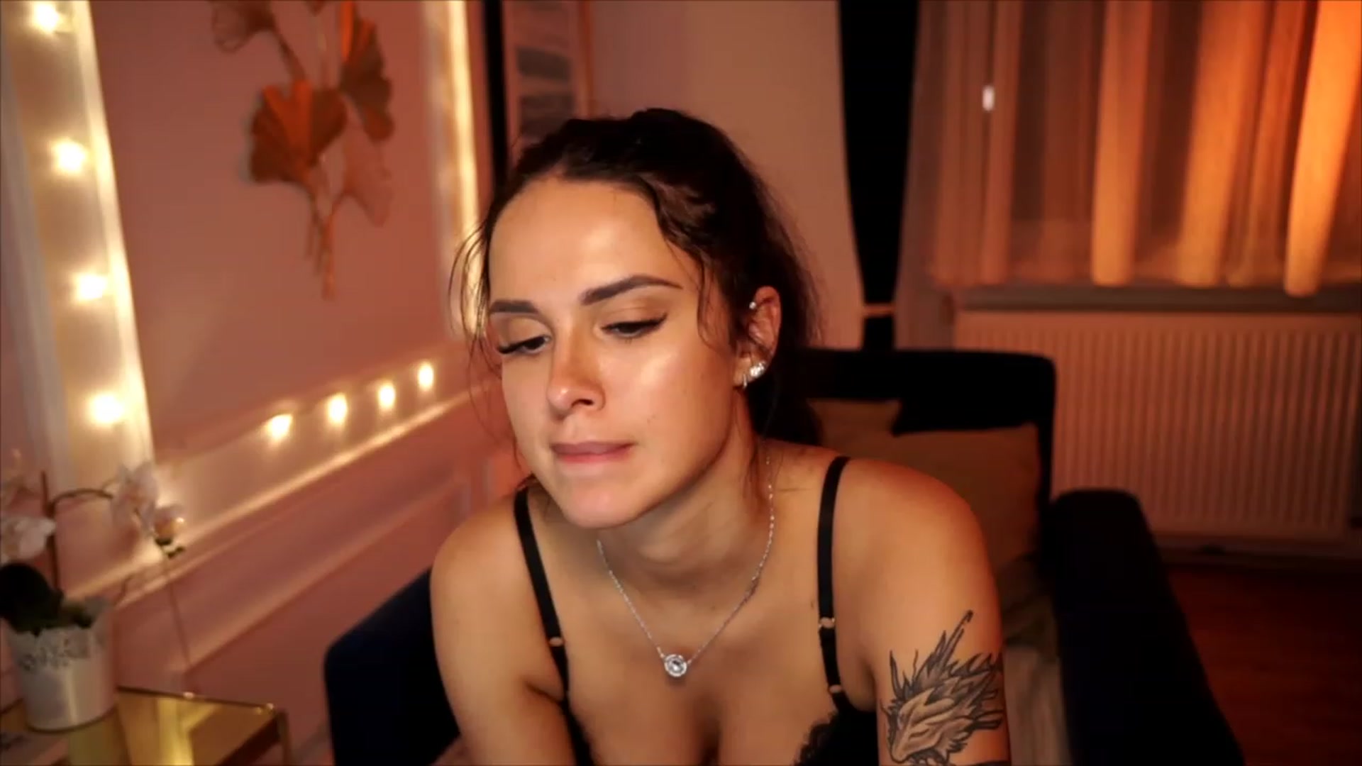 Gallery image thumbnail from cinnabellee's myfreecams stream on, 07/10/2023, 21:25 image 16 of 20