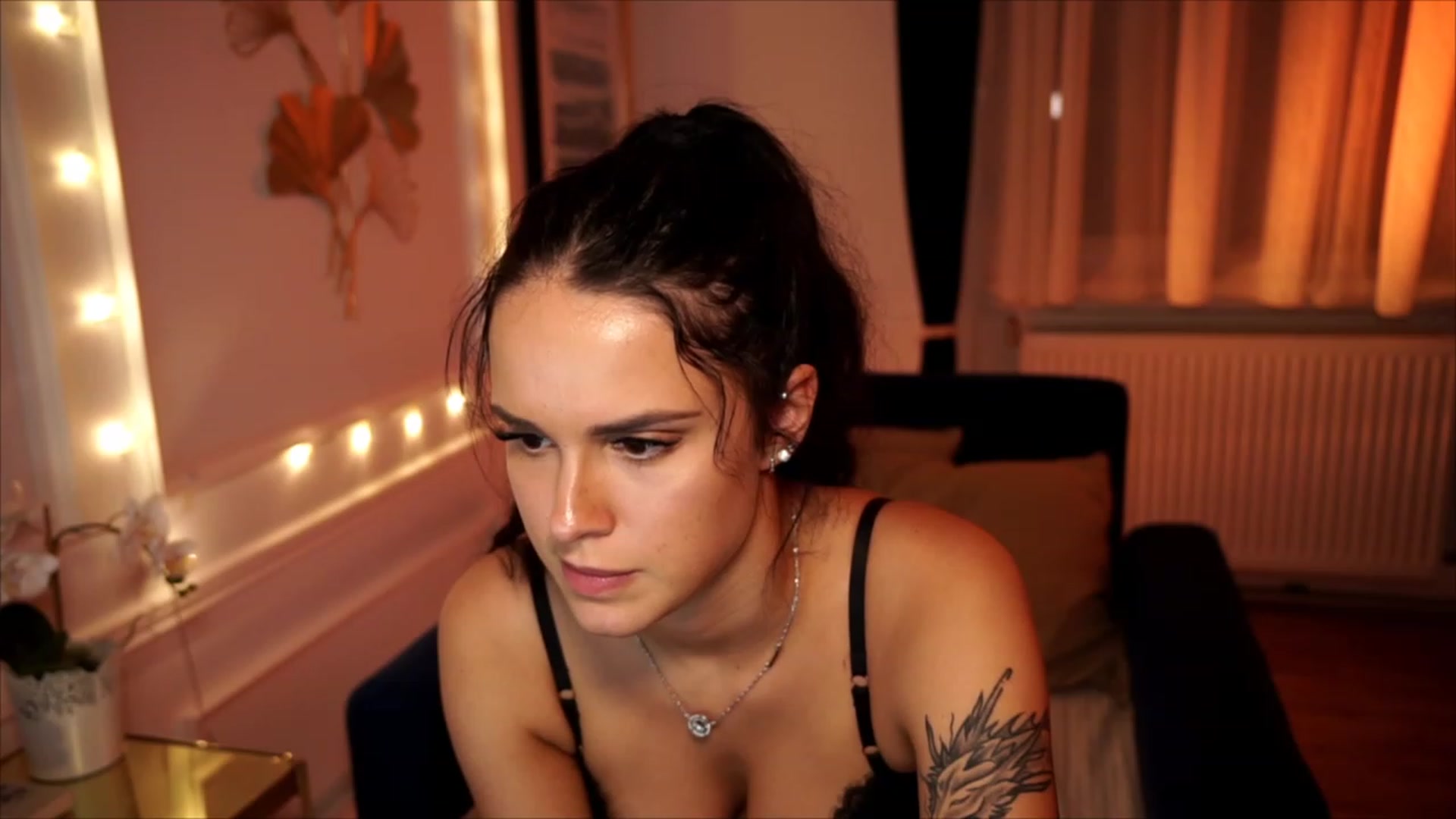Gallery image thumbnail from cinnabellee's myfreecams stream on, 07/10/2023, 21:25 image 17 of 20