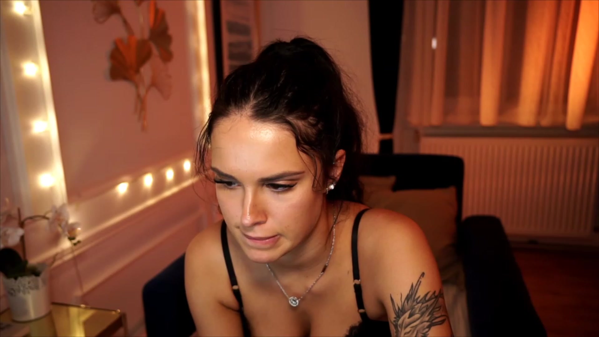 Gallery image thumbnail from cinnabellee's myfreecams stream on, 07/10/2023, 21:25 image 13 of 20