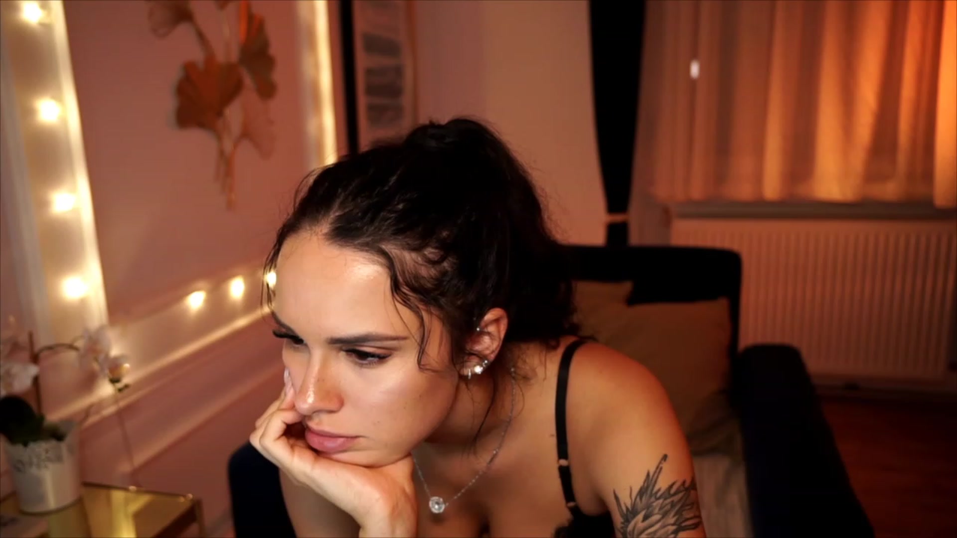 Gallery image thumbnail from cinnabellee's myfreecams stream on, 07/10/2023, 21:25 image 2 of 20