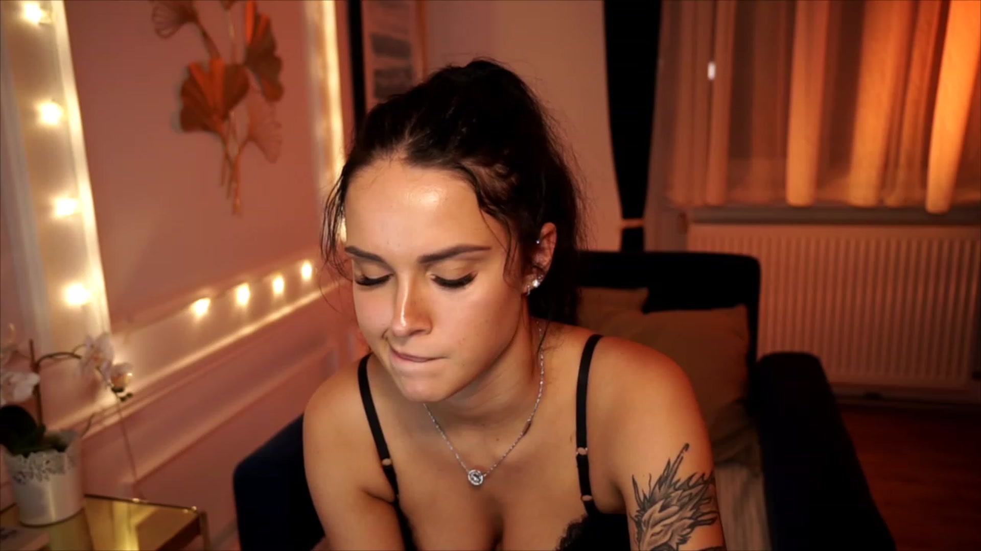 Gallery image thumbnail from cinnabellee's myfreecams stream on, 07/10/2023, 21:25 image 15 of 20