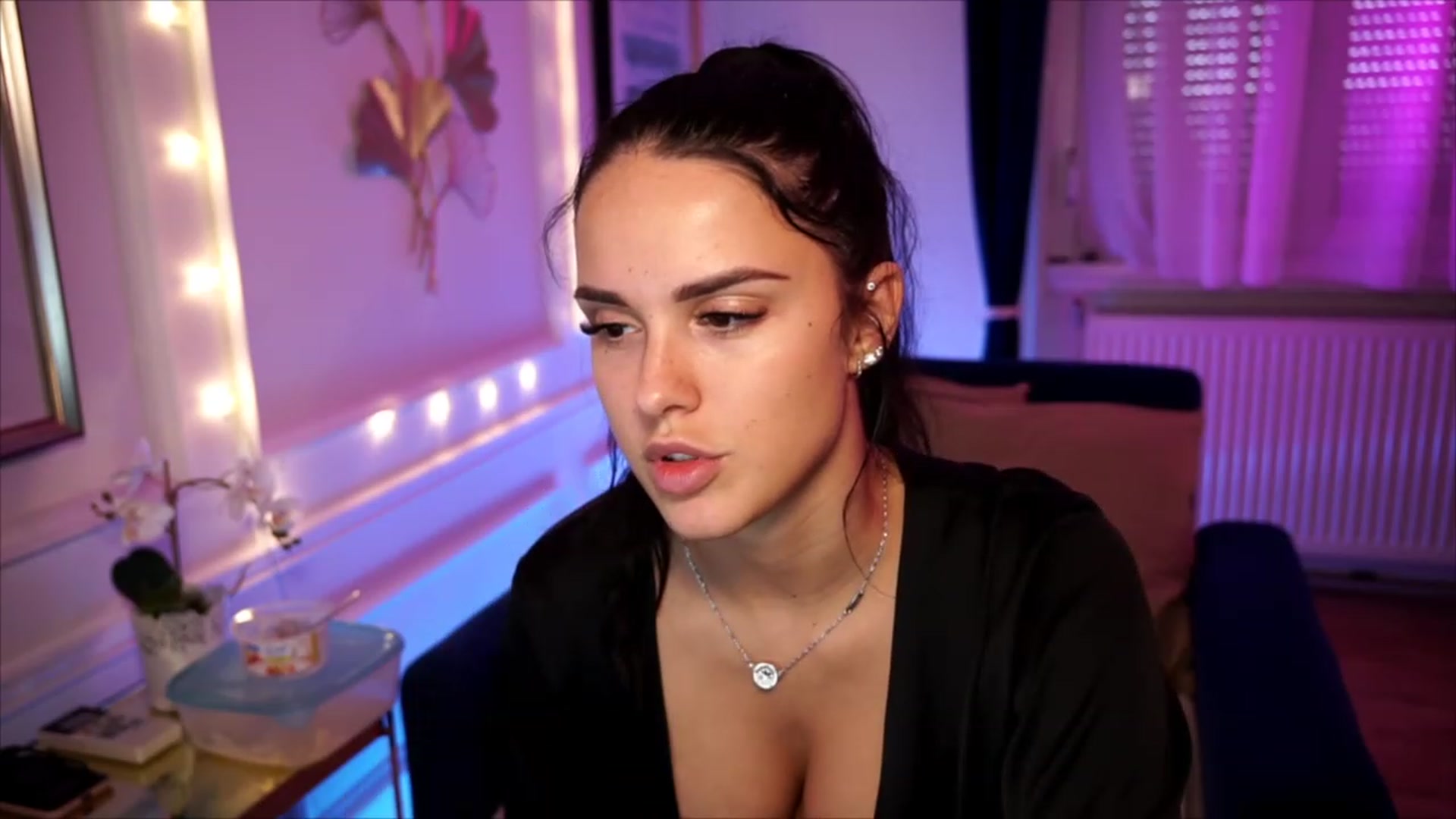 Gallery image thumbnail from cinnabellee's myfreecams stream on, 07/12/2023, 18:28 image 12 of 20