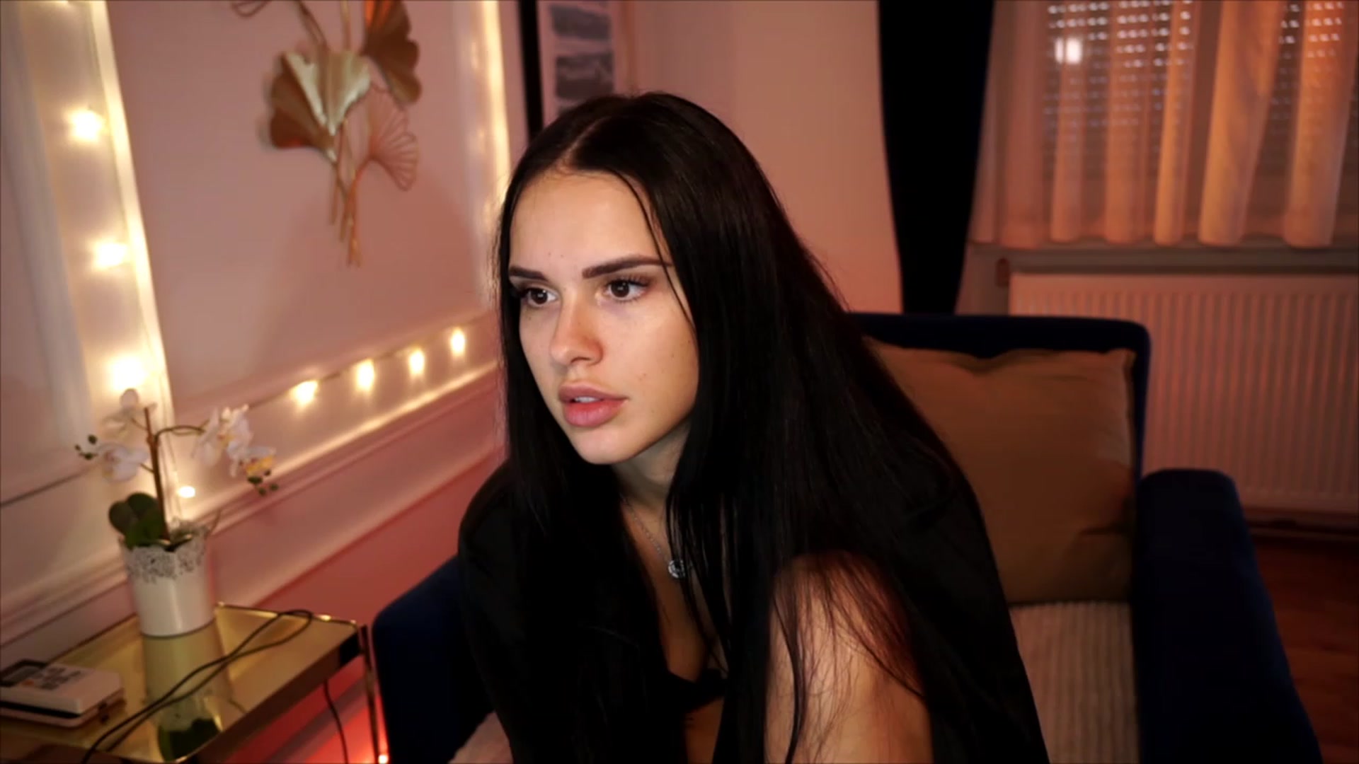 Gallery image thumbnail from cinnabellee's myfreecams stream on, 08/21/2023, 18:35 image 8 of 20