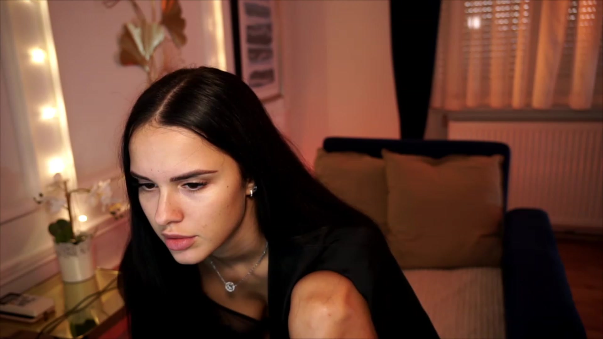 Gallery image thumbnail from cinnabellee's myfreecams stream on, 08/21/2023, 18:35 image 7 of 20