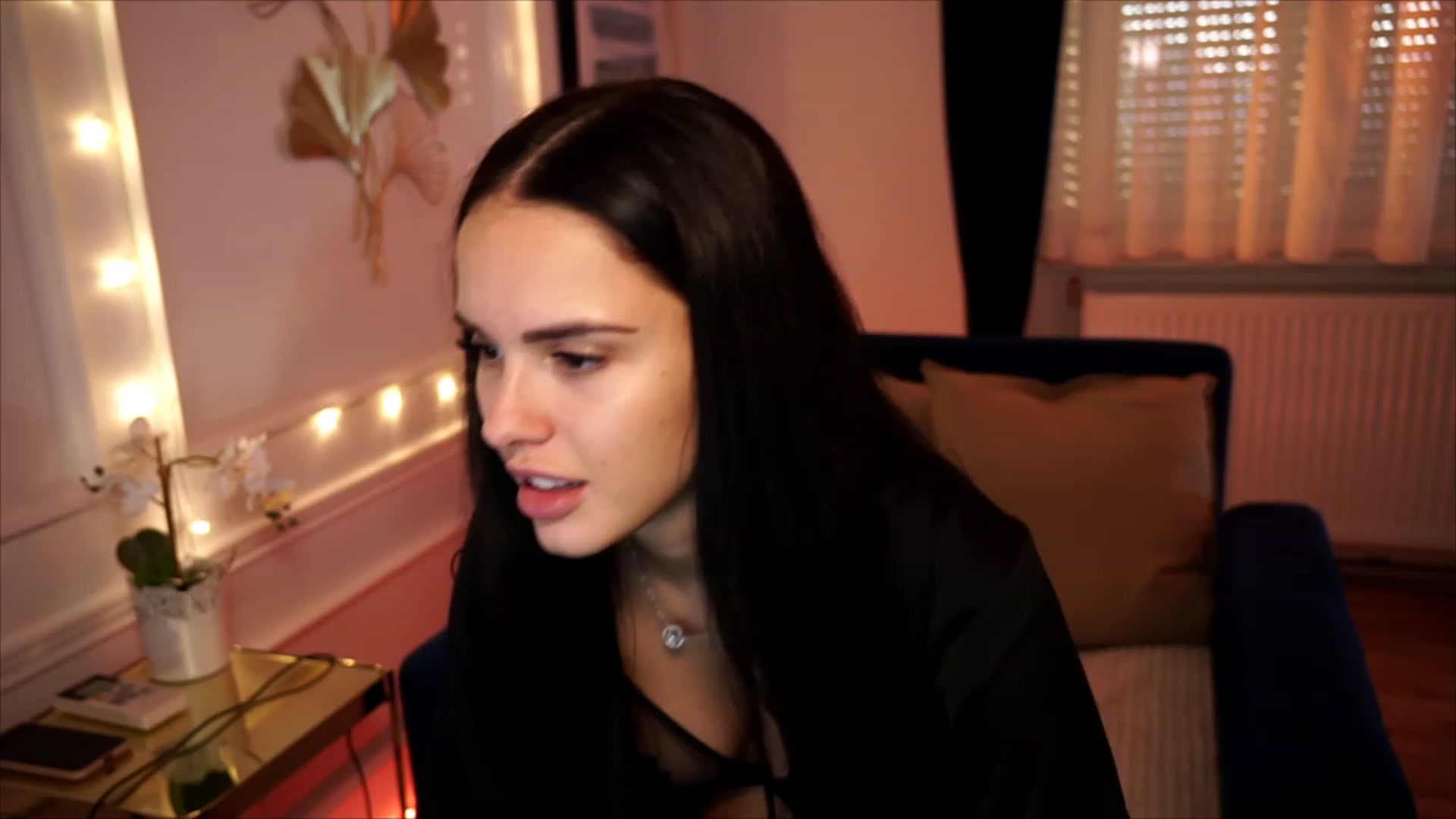 Gallery image thumbnail from cinnabellee's myfreecams stream on, 08/21/2023, 18:35 image 2 of 20