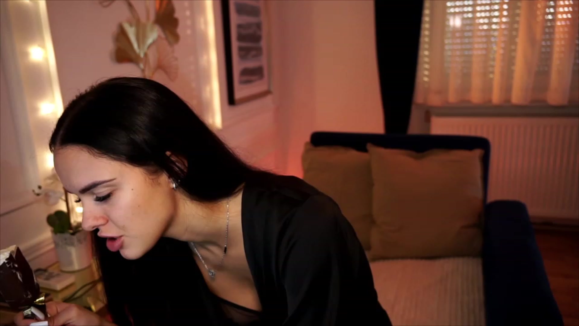 Gallery image thumbnail from cinnabellee's myfreecams stream on, 08/21/2023, 18:35 image 3 of 20