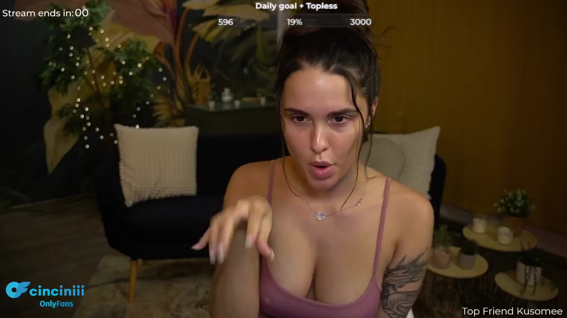 Gallery image thumbnail from cinnabellee's myfreecams stream on, 08/12/2024, 19:48 image 15 of 20