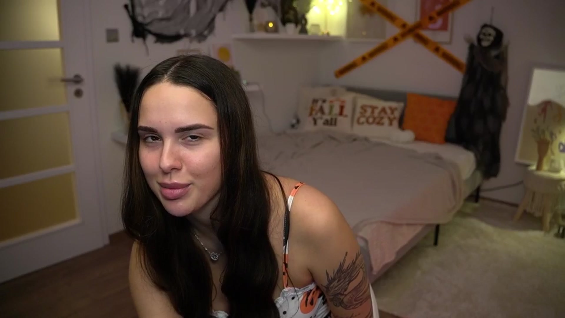 Gallery image thumbnail from cinnabellee's myfreecams stream on, 10/13/2024, 18:33 image 10 of 20