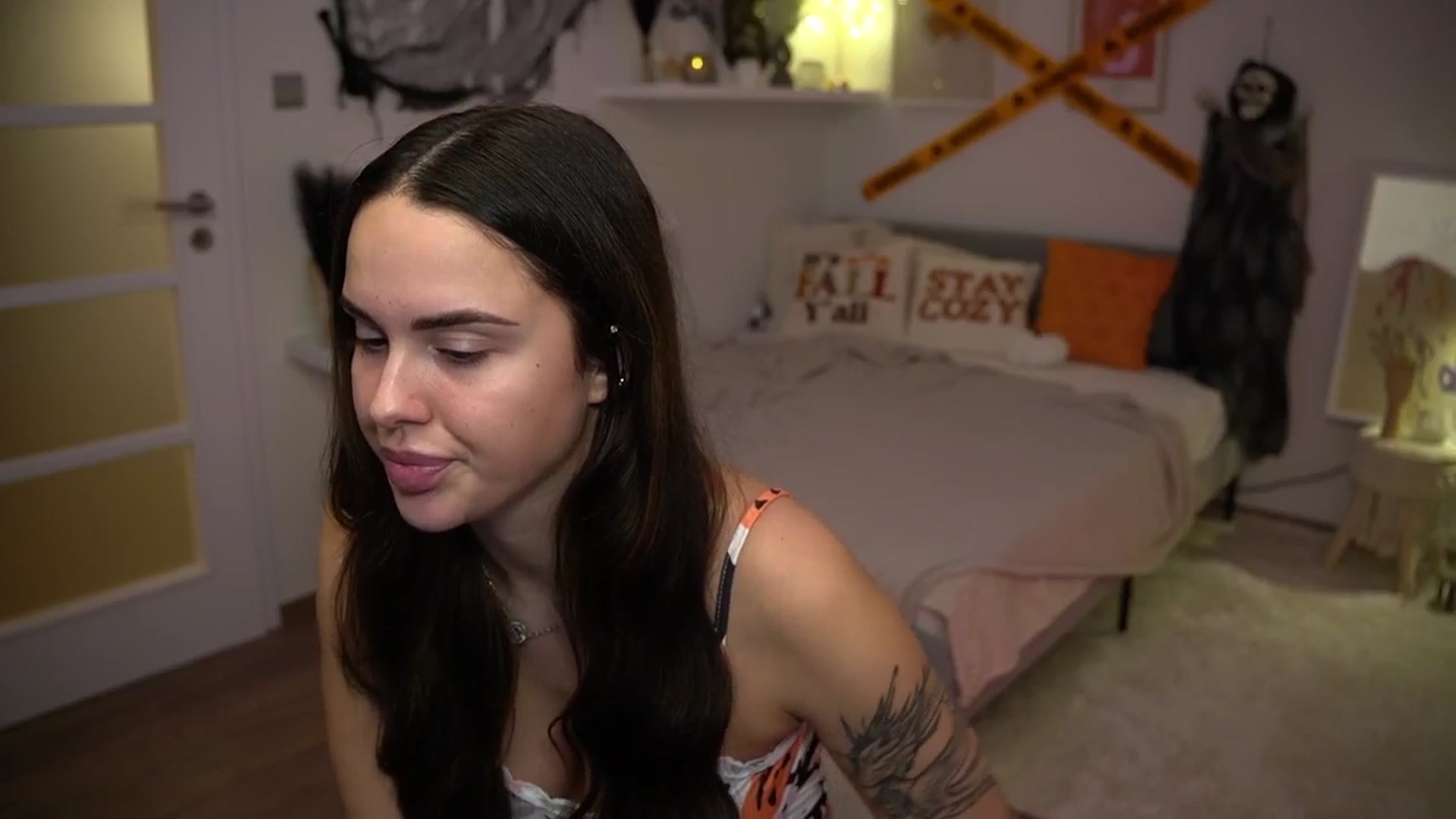 Gallery image thumbnail from cinnabellee's myfreecams stream on, 10/13/2024, 18:33 image 4 of 20