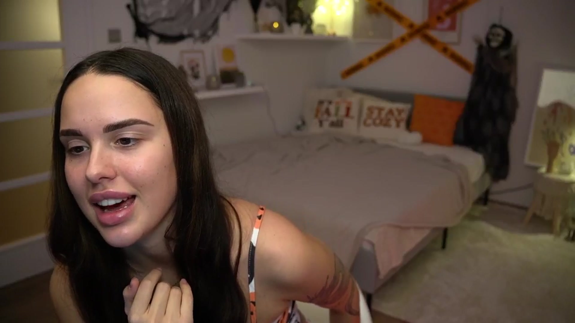 Gallery image thumbnail from cinnabellee's myfreecams stream on, 10/13/2024, 18:33 image 7 of 20