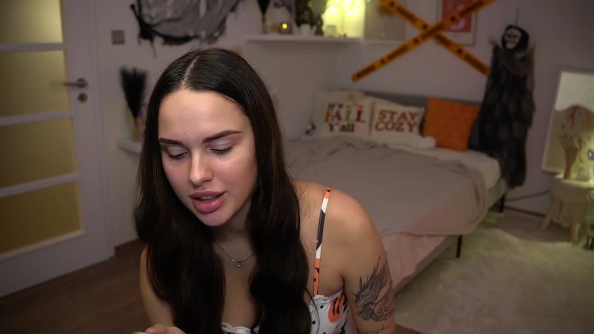Gallery image thumbnail from cinnabellee's myfreecams stream on, 10/13/2024, 18:33 image 6 of 20