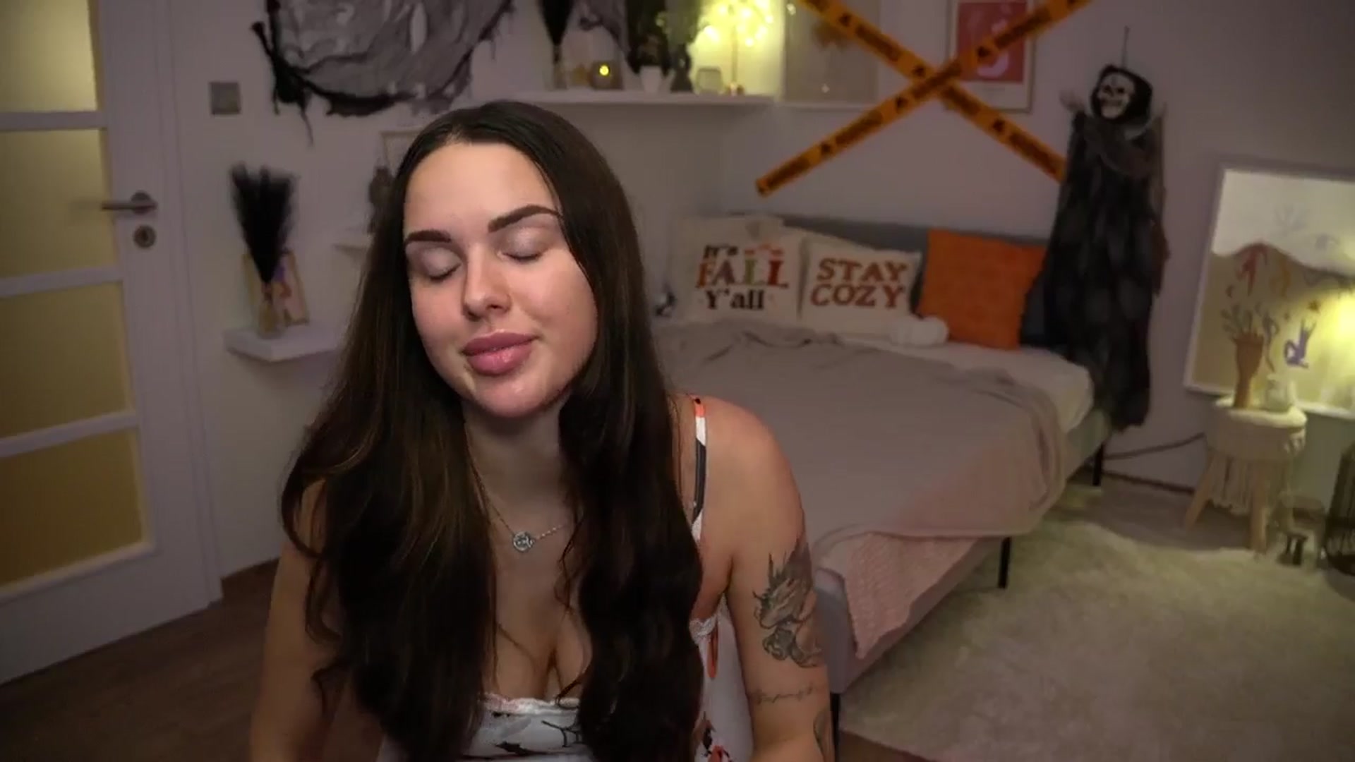 Gallery image thumbnail from cinnabellee's myfreecams stream on, 10/13/2024, 19:51 image 8 of 20