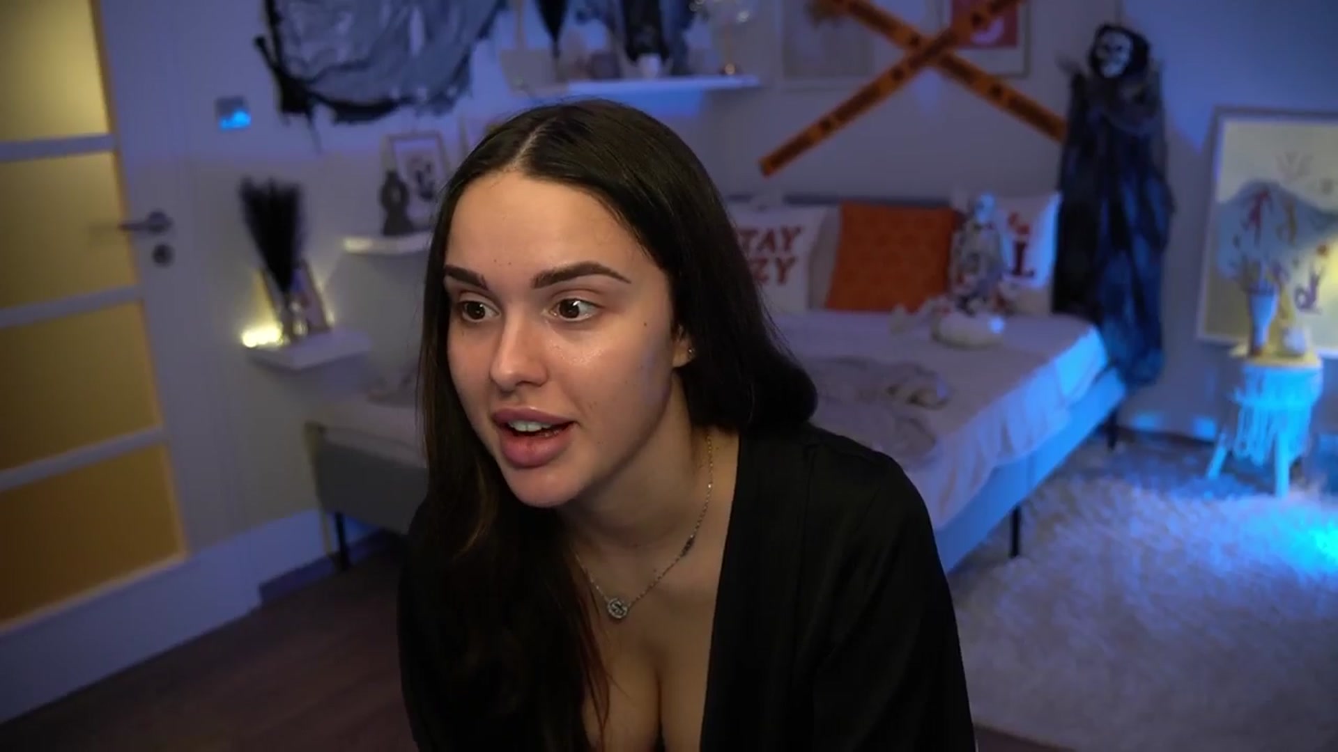 Gallery image thumbnail from cinnabellee's myfreecams stream on, 10/21/2024, 21:18 image 3 of 20