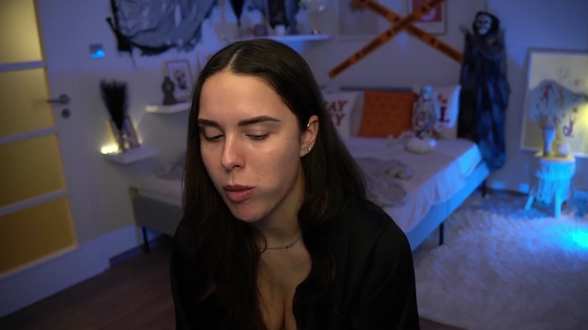 Gallery image thumbnail from cinnabellee's myfreecams stream on, 10/21/2024, 21:18 image 6 of 20