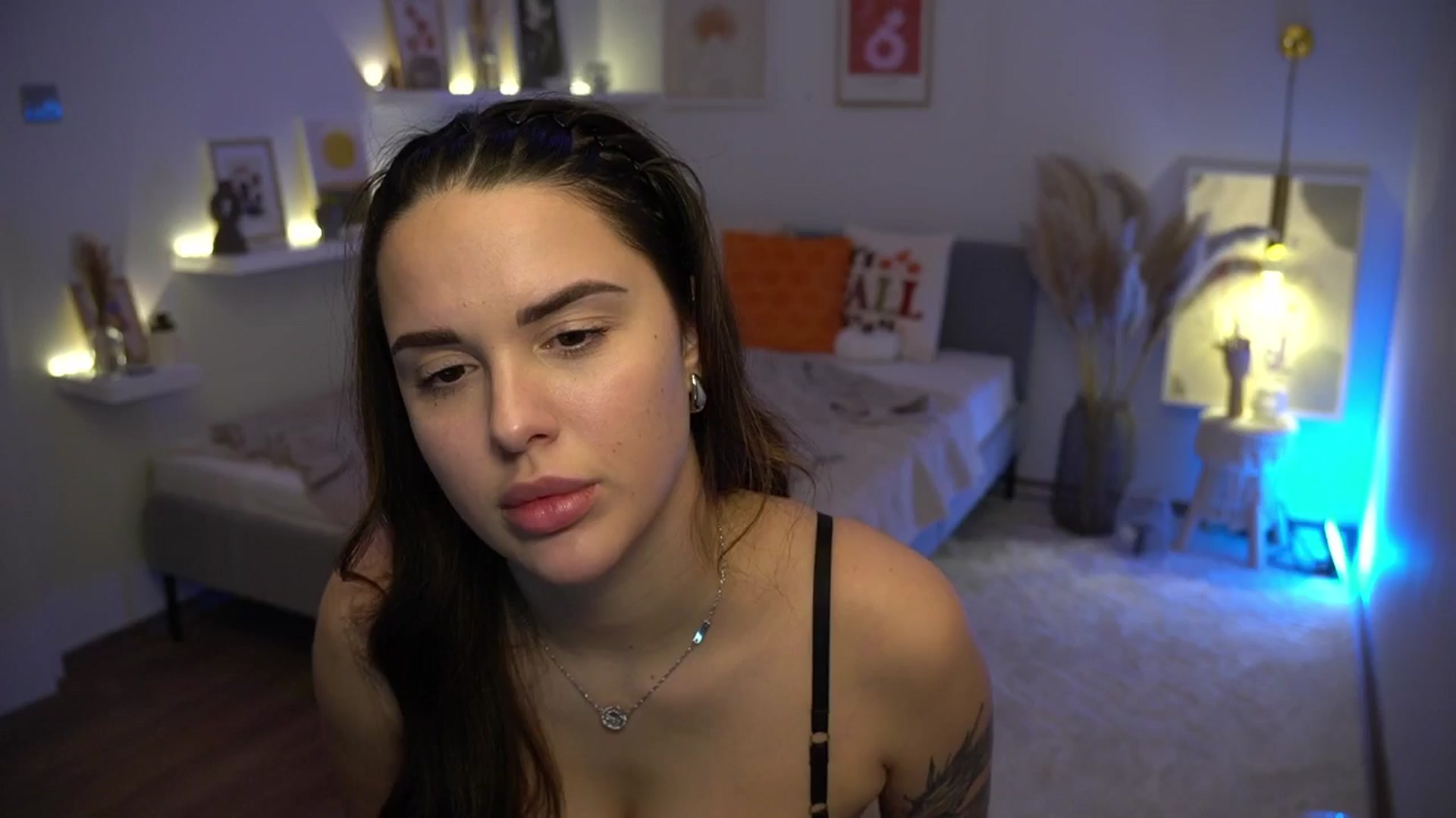 Gallery image thumbnail from cinnabellee's myfreecams stream on, 11/18/2024, 20:46 image 9 of 20