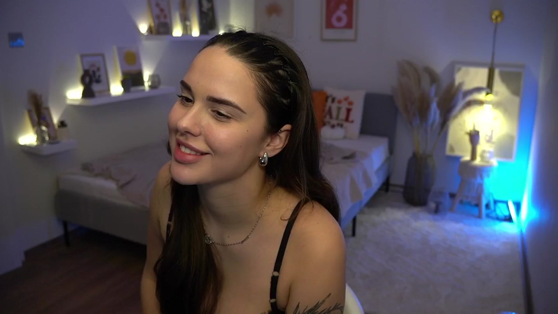 Gallery image thumbnail from cinnabellee's myfreecams stream on, 11/18/2024, 20:46 image 6 of 20