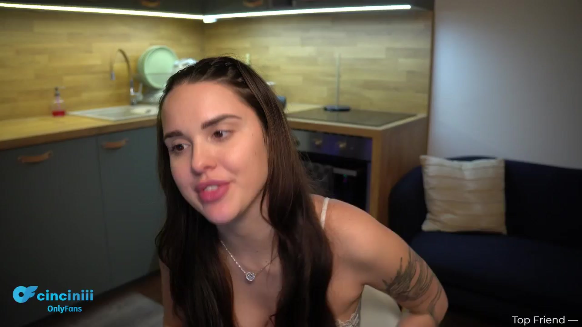 Gallery image thumbnail from cinnabellee's myfreecams stream on, 11/25/2024, 21:05 image 1 of 20