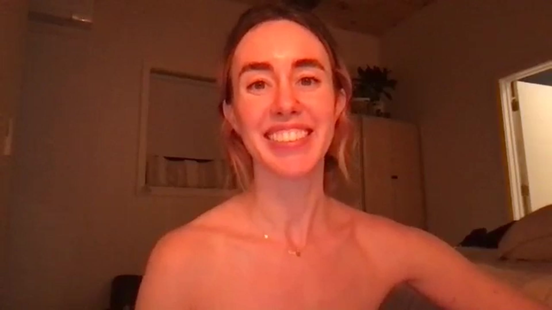 Gallery image thumbnail from clara's myfreecams stream on, 10/22/2024, 04:03 image 2 of 20