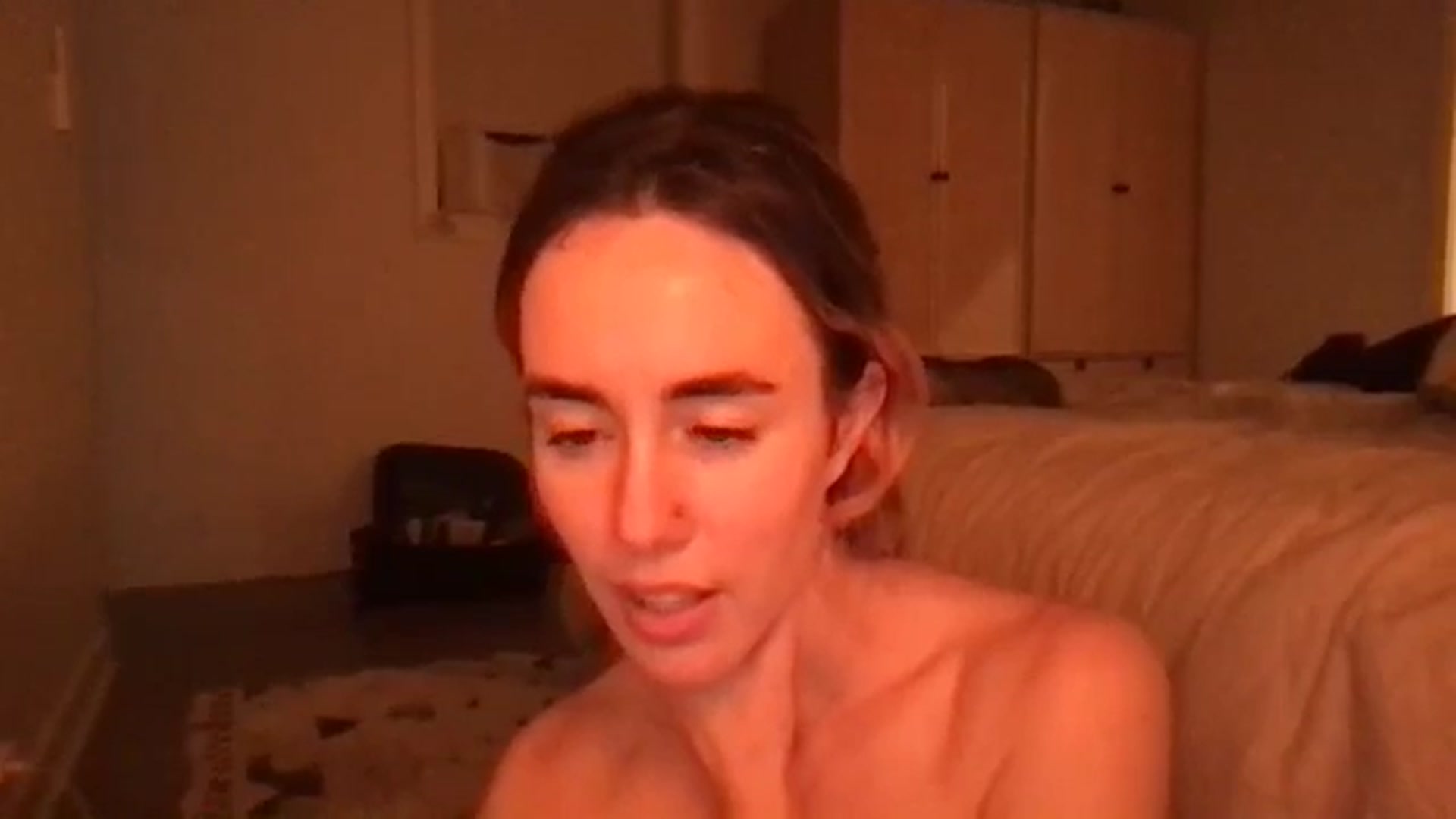 Gallery image thumbnail from clara's myfreecams stream on, 10/22/2024, 04:03 image 10 of 20
